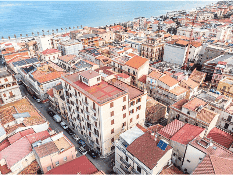 Apartmento con vista mare in stabile storico nel centro di Messina, Sicilia con arredamento moderno, terrazza e servizi di lusso.