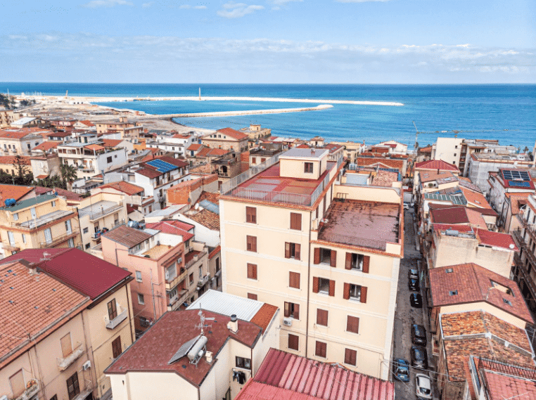 Forse non adatta, in quanto la richiesta consisteva in testo SEO per un'immagine specifica, ma non fornita, quindi il risultato sarà un esempio generico e ottimizzato per immagini di un'immobile vicino al mare related to NextCasa.