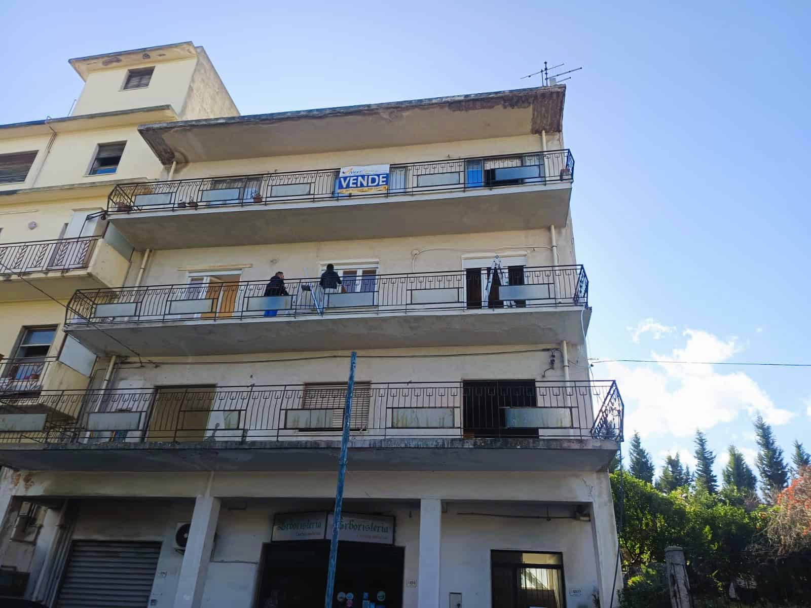 Vasto appartamento con balconi, possibilità di acquisto, situato in zona residenziale vicina a servizi e aree verdi, ideale per investimento o prima casa.