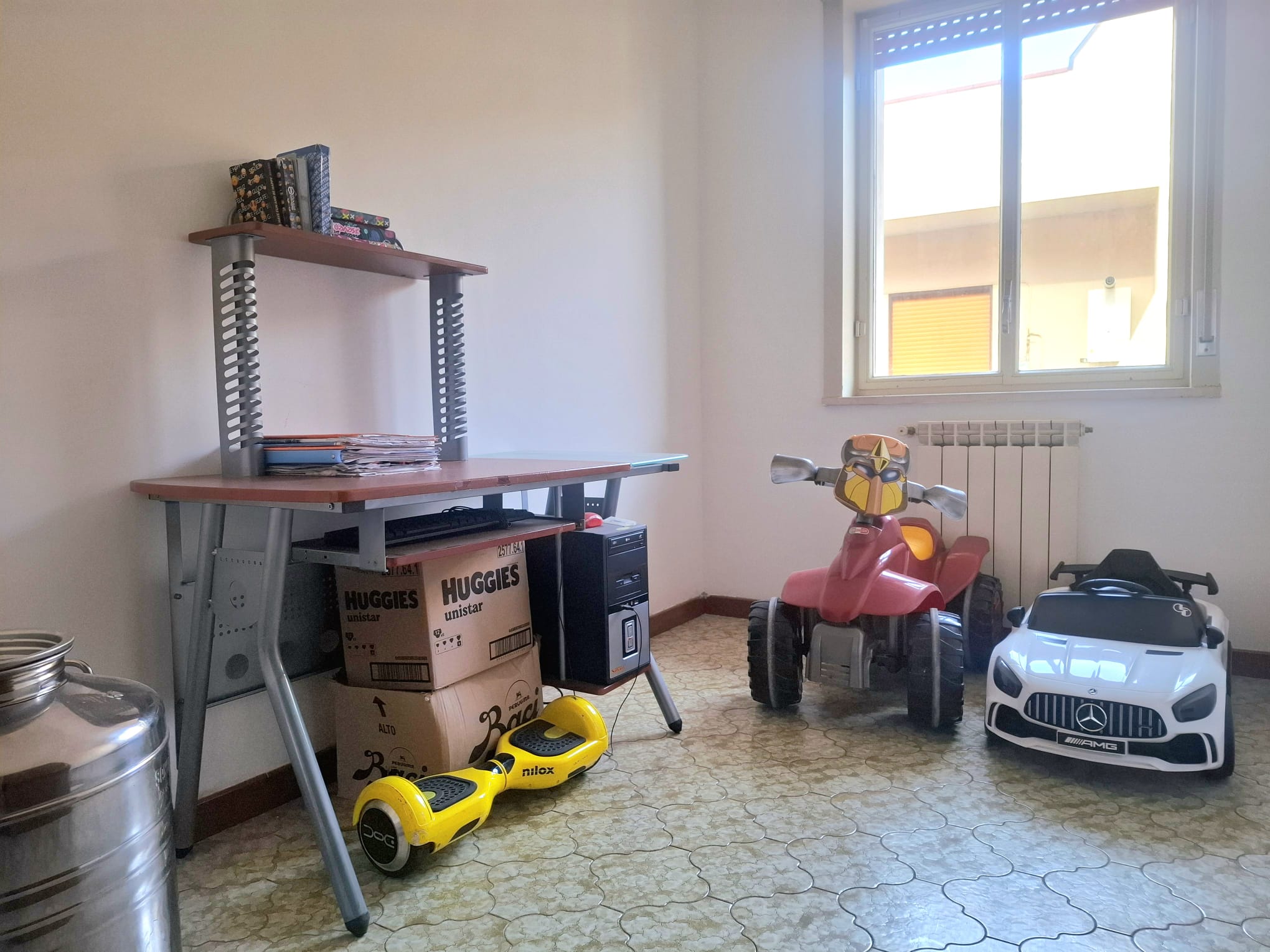 Pannello di controllo per bambini con veicoli elettrici e spazio di studio in una stanza luminosa e moderna. Ambiente domestico con mobili pratici e decorazioni semplici, ideale per il gioco e il rela.
