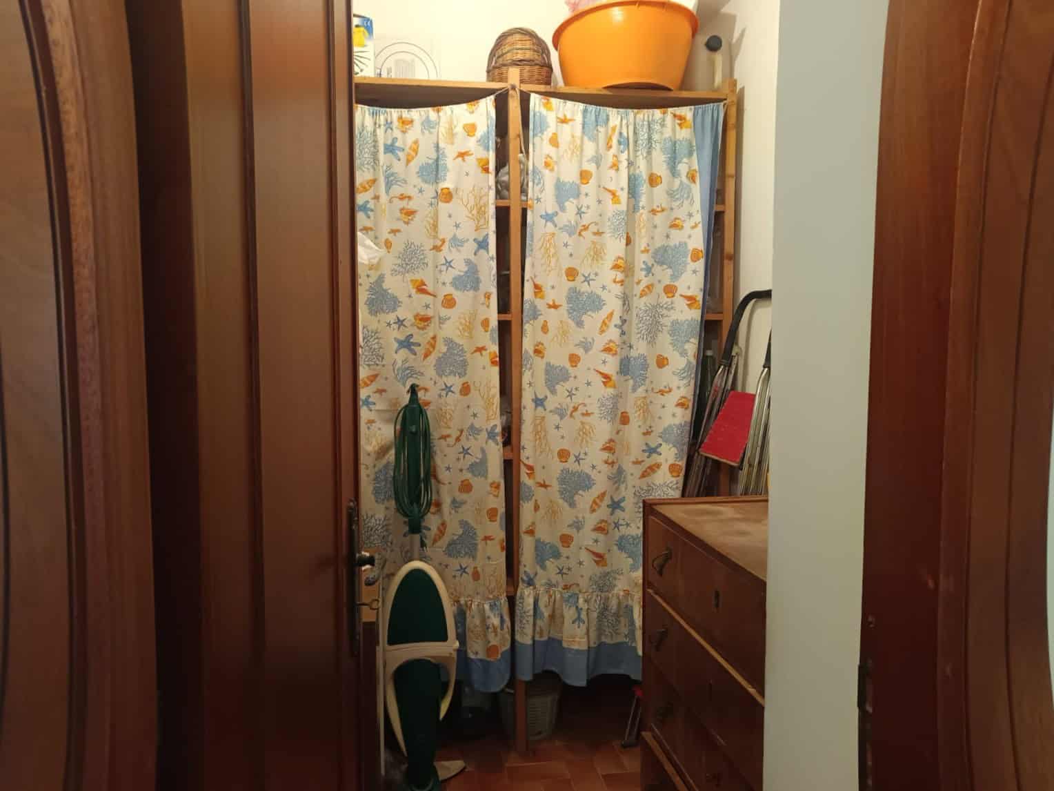 1. Spazio bagno con armadietti in legno, doccia e arredo funzionale, ideale per case di campagna e appartamenti rustici.