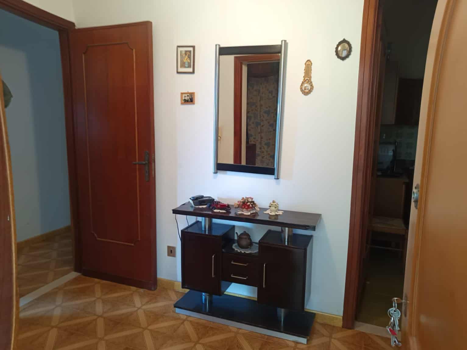 1. Divano angolare in tessuto grigio con sedute comode e moderne, ideale per soggiorni contemporanei e accoglienti.