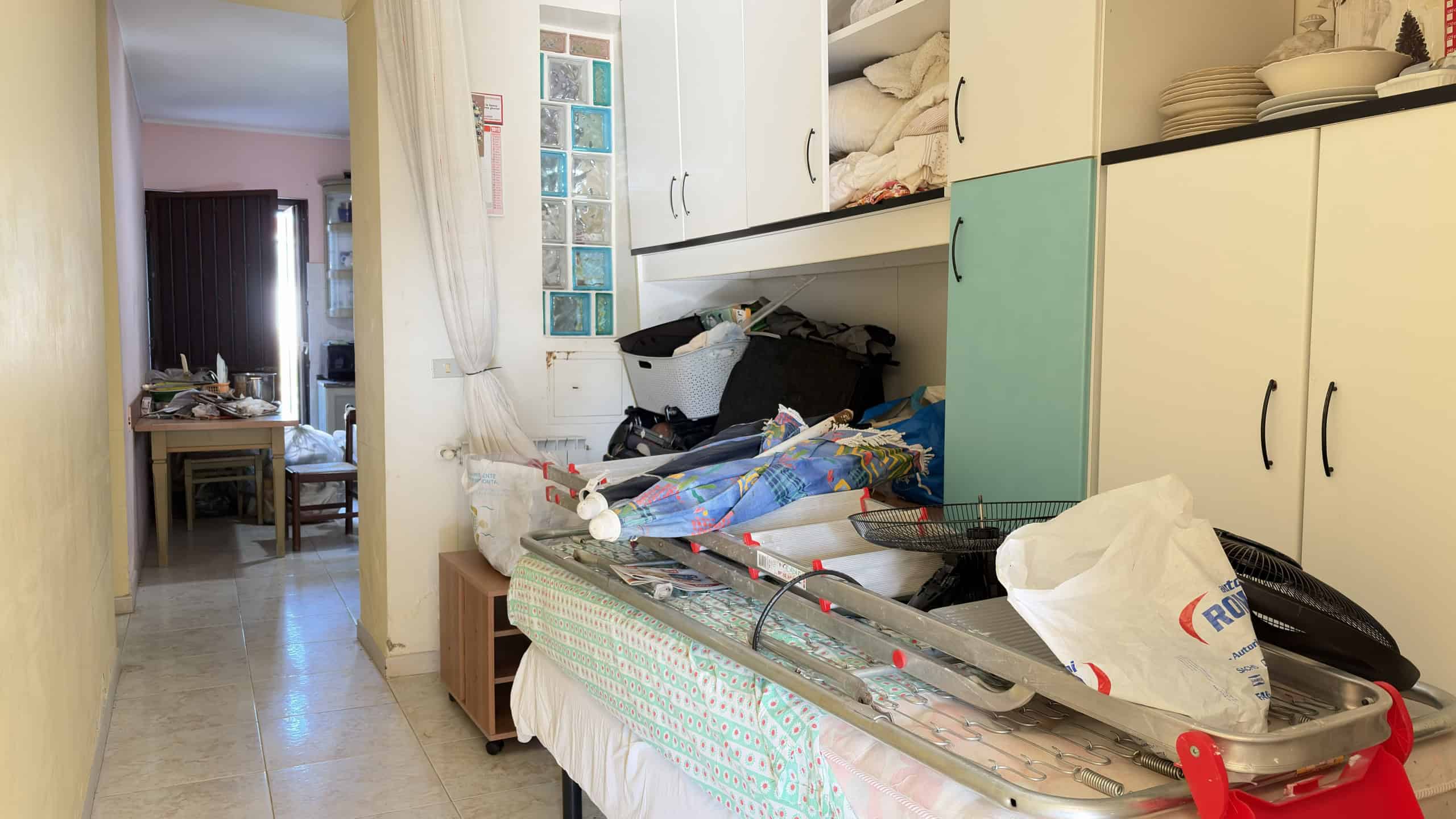 Sgombero casa con armadi, scatole e arredamento disordinato, spazio di stoccaggio e nuova sistemazione, servizio di pulizia e organizzazione, ottimizzazione degli ambienti domestici.
