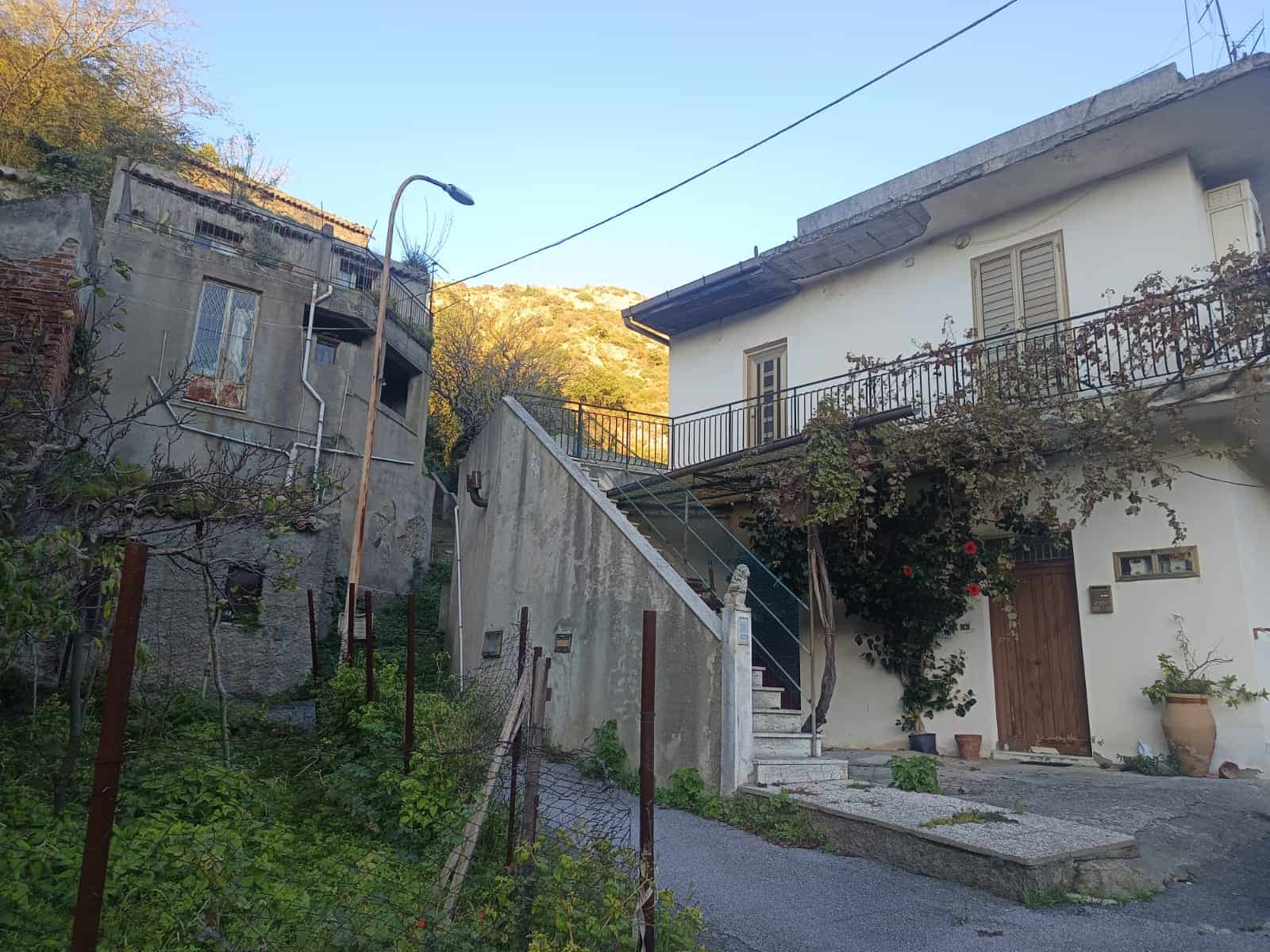 Villetta unifamiliare con giardino, in zona collinare a pochi minuti dal centro, casa con terrazza e decoro naturale, ideale per investimento immobiliare e vita tranquilla in campagna.