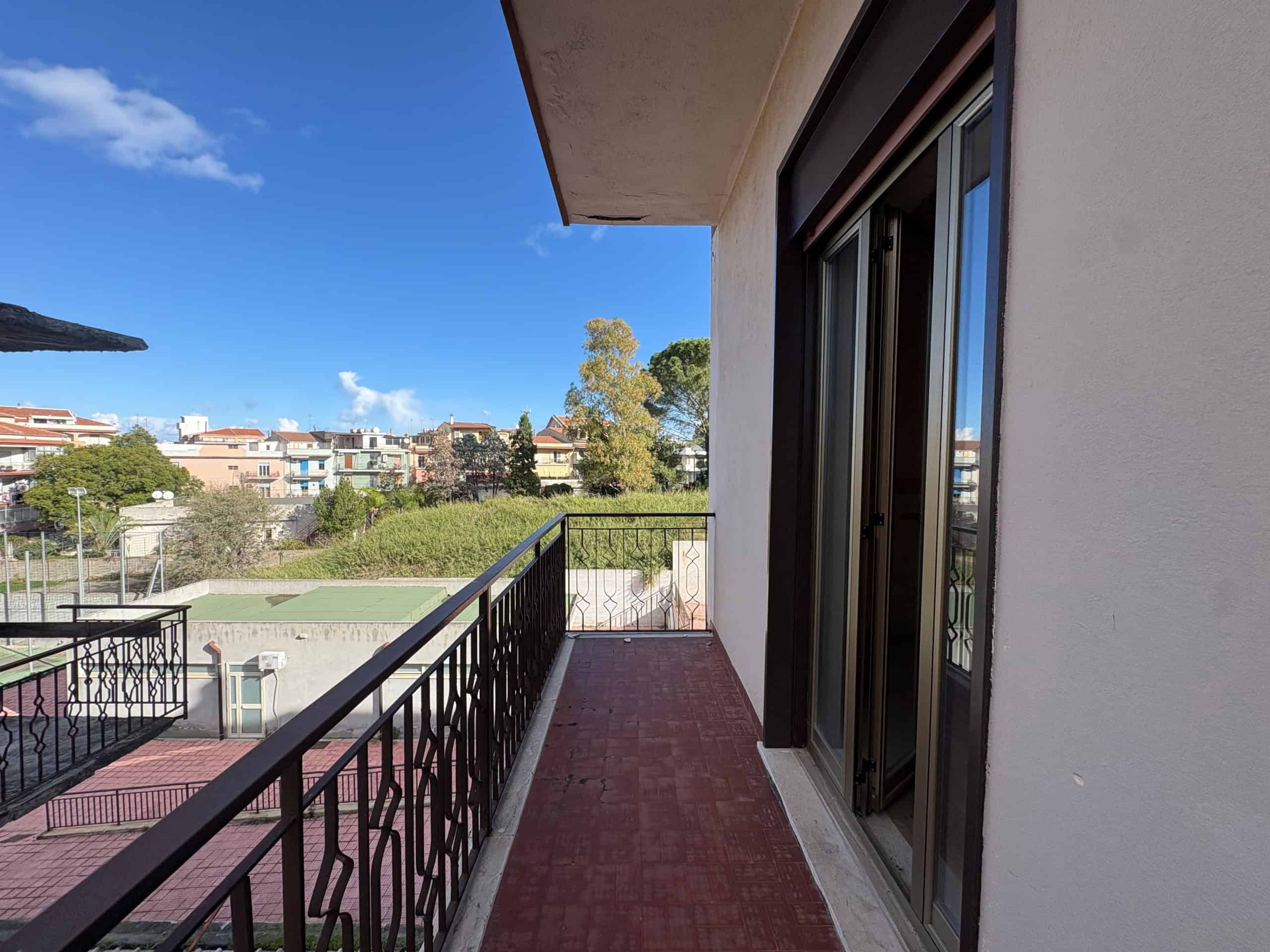VISTA BALCONE casa indipendente NextCasa, spazio esterno con vista su aree verdi e quartiere residenziale, ambiente luminoso e ben isolato, ideale per relax e svago all'aperto.
