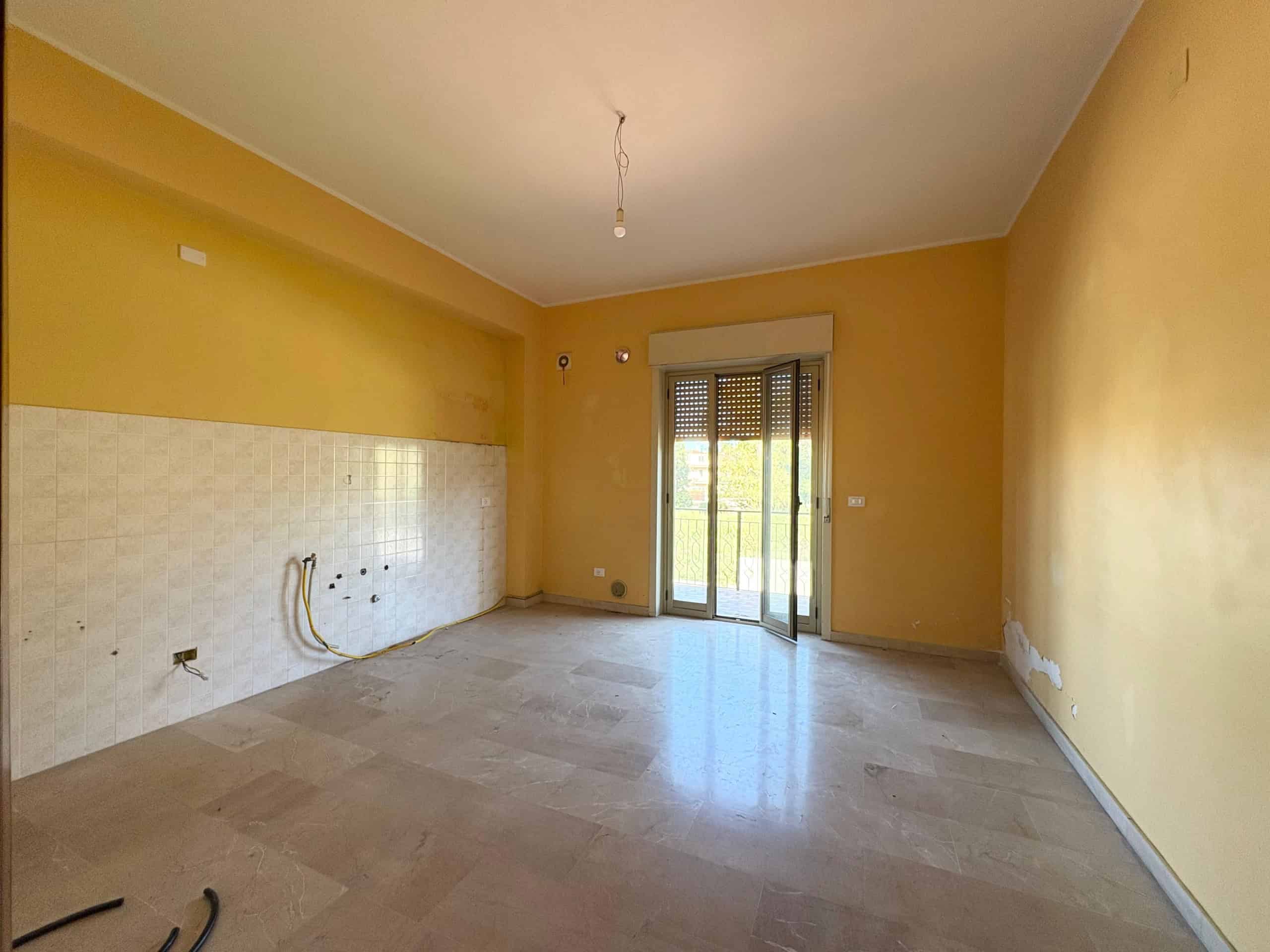 1. Appartamento da ristrutturare con spazi luminosi e balcone in zona residenziale, ideale per investimento o abitazione privata.