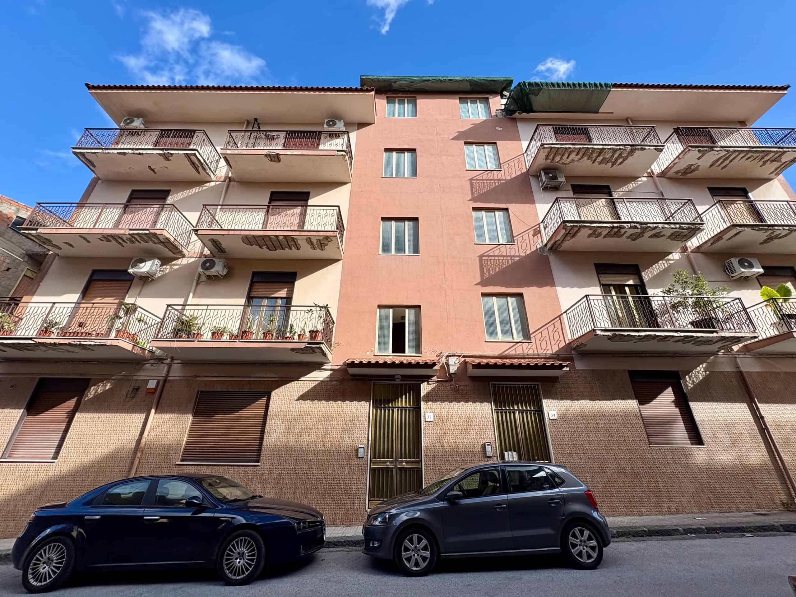 Appartamenti in vendita a Napoli, edificio residenziale con balconi e parcheggio, ottimo investimento immobiliare, proprietà vicino ai servizi e alle attrazioni della città.