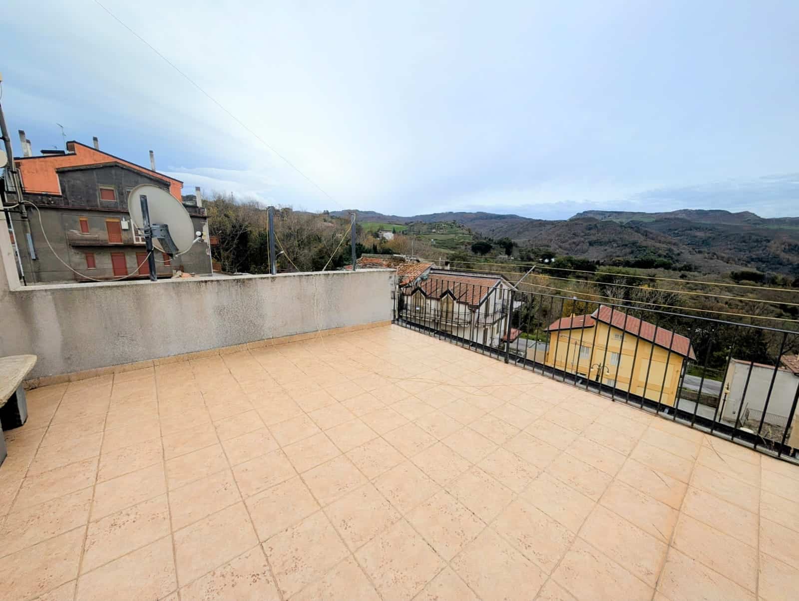 Ampio terrazzo panoramico con vista sulle colline, perfetto per relax e socializzazione, in zona residenziale tranquilla, ideale per immobili di pregio e investimenti immobiliari di valore.