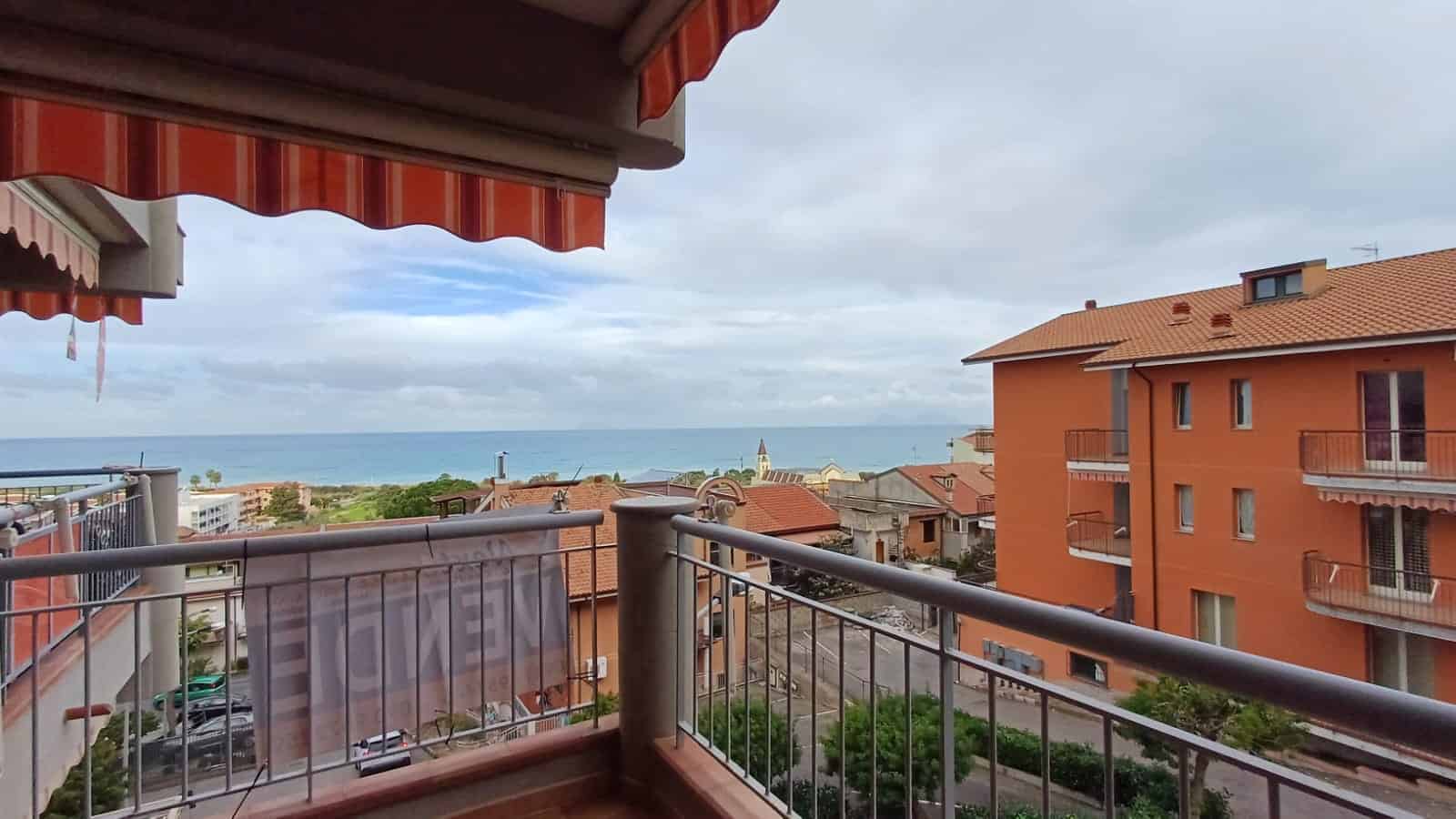 Vista mare da balcone appartamento in affitto a NextCasa, con terrazza panoramica e affaccio sul mare, ideale per vacanze e soggiorni relax in Liguria.