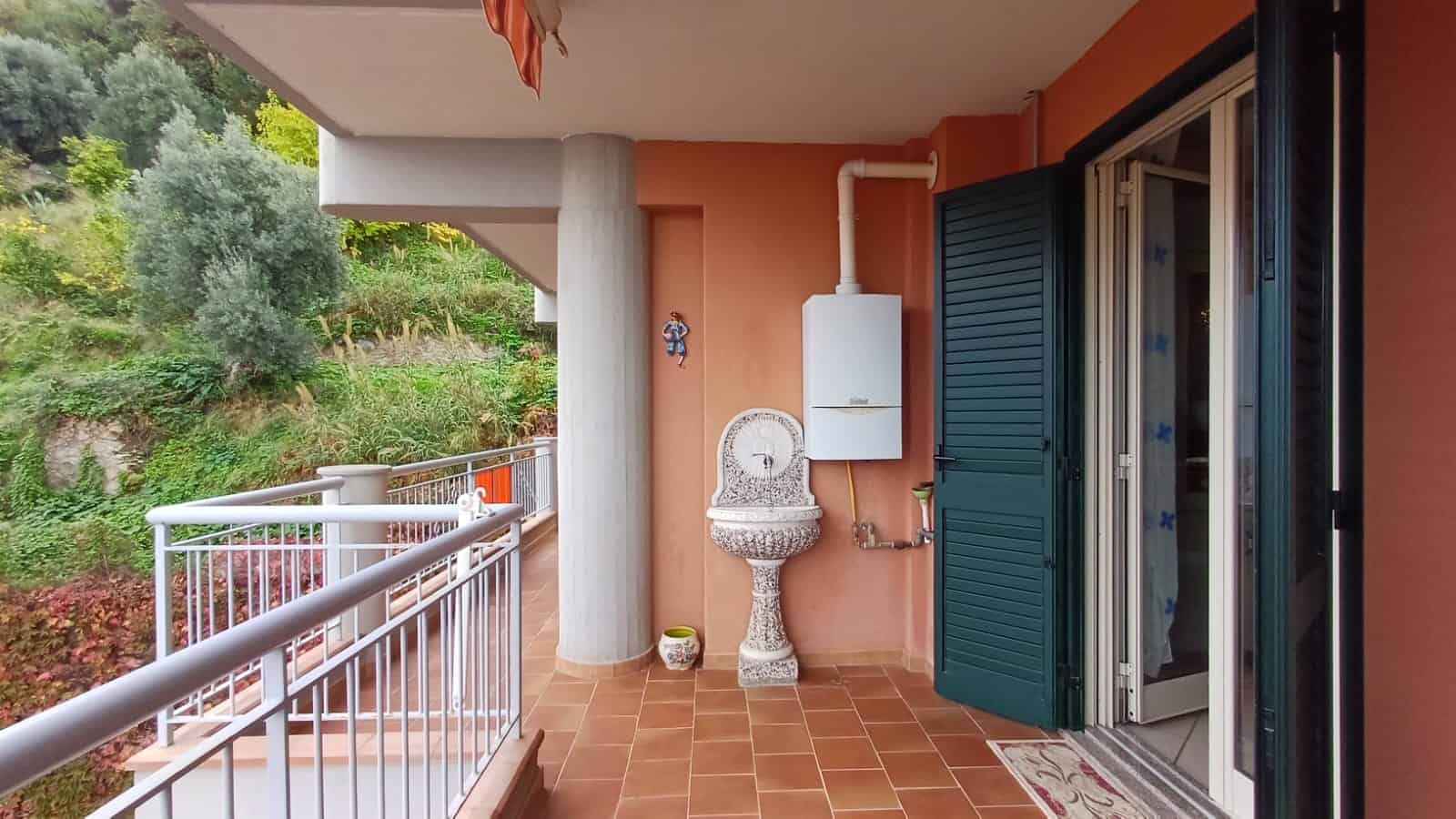 Balcone con vista sul giardino, con dettagli di arredo e vista panoramica, ideale per vivere all'aperto in un ambiente tranquillo e confortevole.