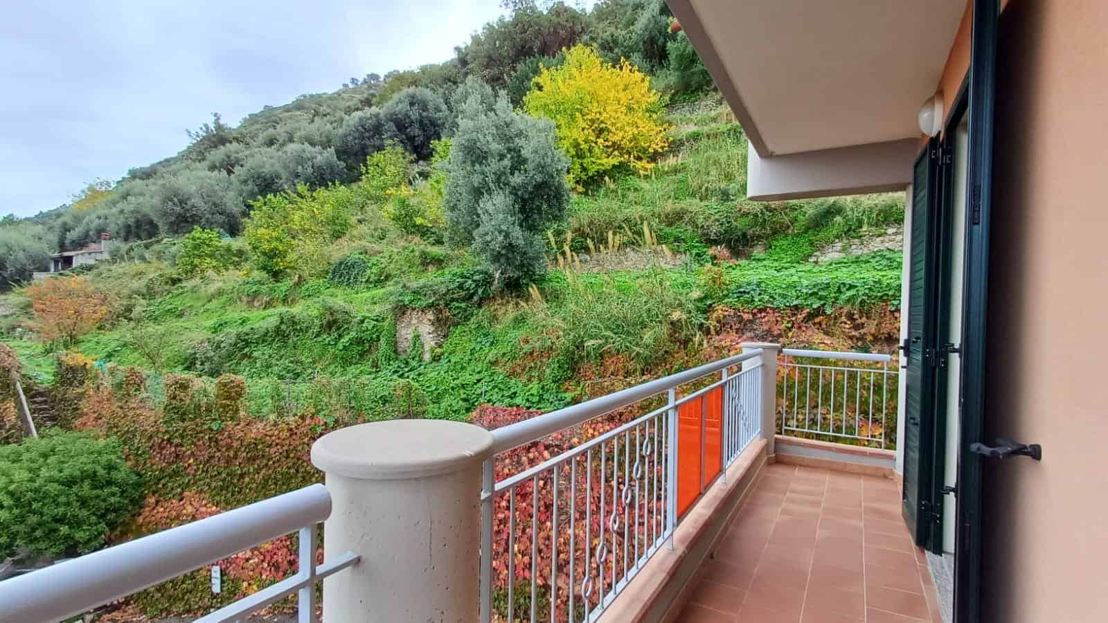 Vista panoramica di un balcone con giardino e paesaggio naturale, ideale per immobili residenziali NextCasa in ambienti tranquilli e immersi nella natura.
