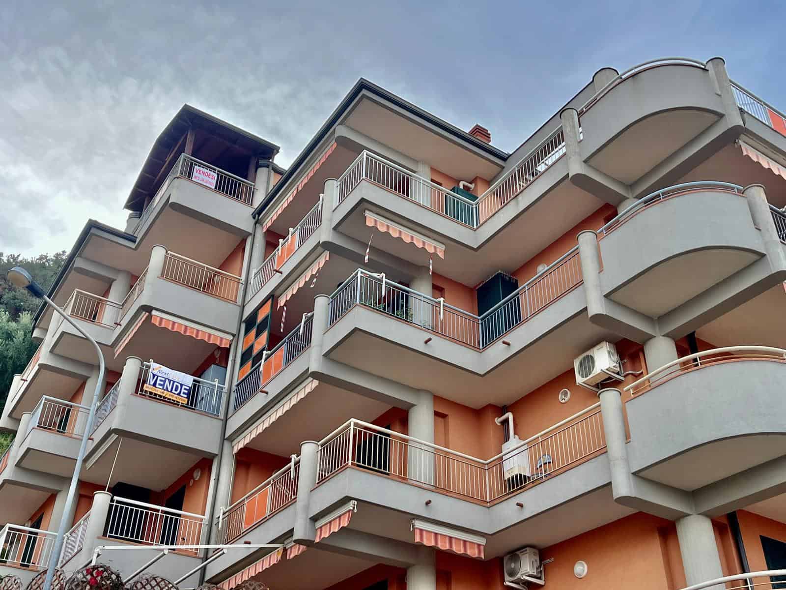 Appartamenti in vendita a NextCasa, complesso residenziale con ampi balconi, arredi moderni e vista panoramica, ideale per vivere in tranquillità e comfort vicino ai servizi della città.