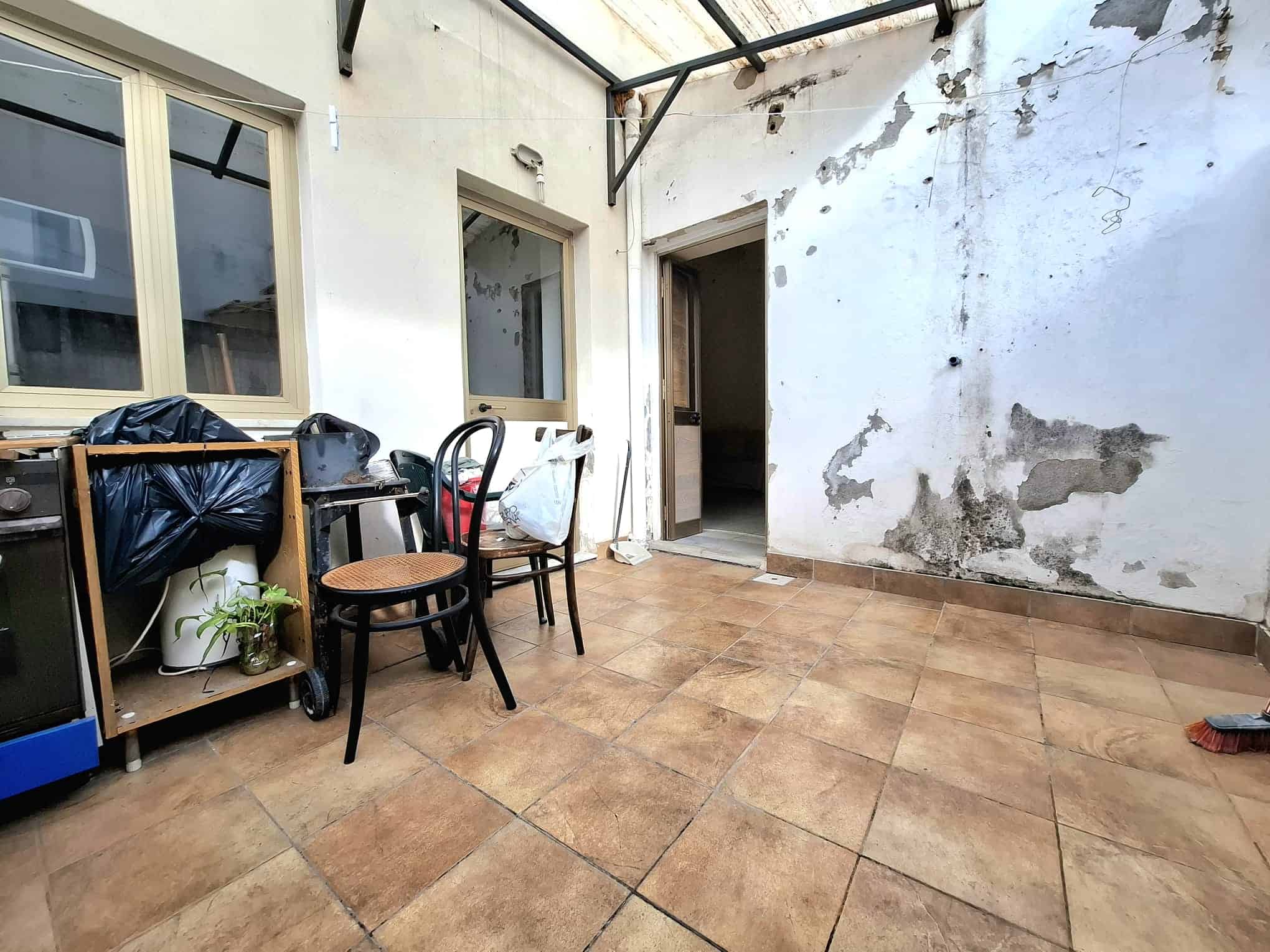 Riparazione e ristrutturazione di un terrazzo con pareti danneggiate e pavimento in gres porcellanato, ideale per migliorare il comfort e l'estetica di ambienti esterni di case e appartamenti.