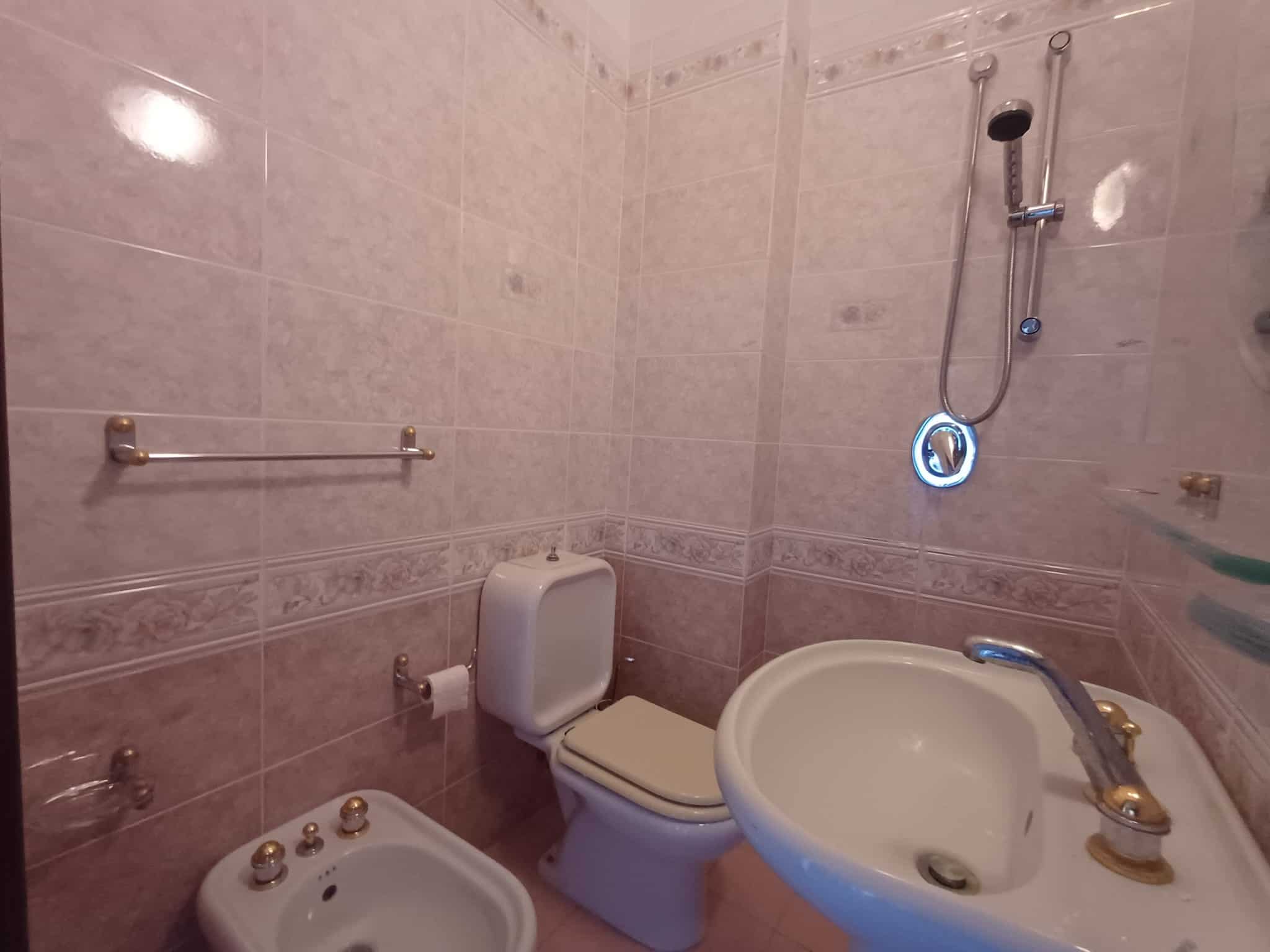Sanitari e arredo bagno moderni in un bagno di casa. Specialisti in vendita e affitto immobili residenziali, commerciali e industriali, con servizi di consulenza e valutazione gratuita.