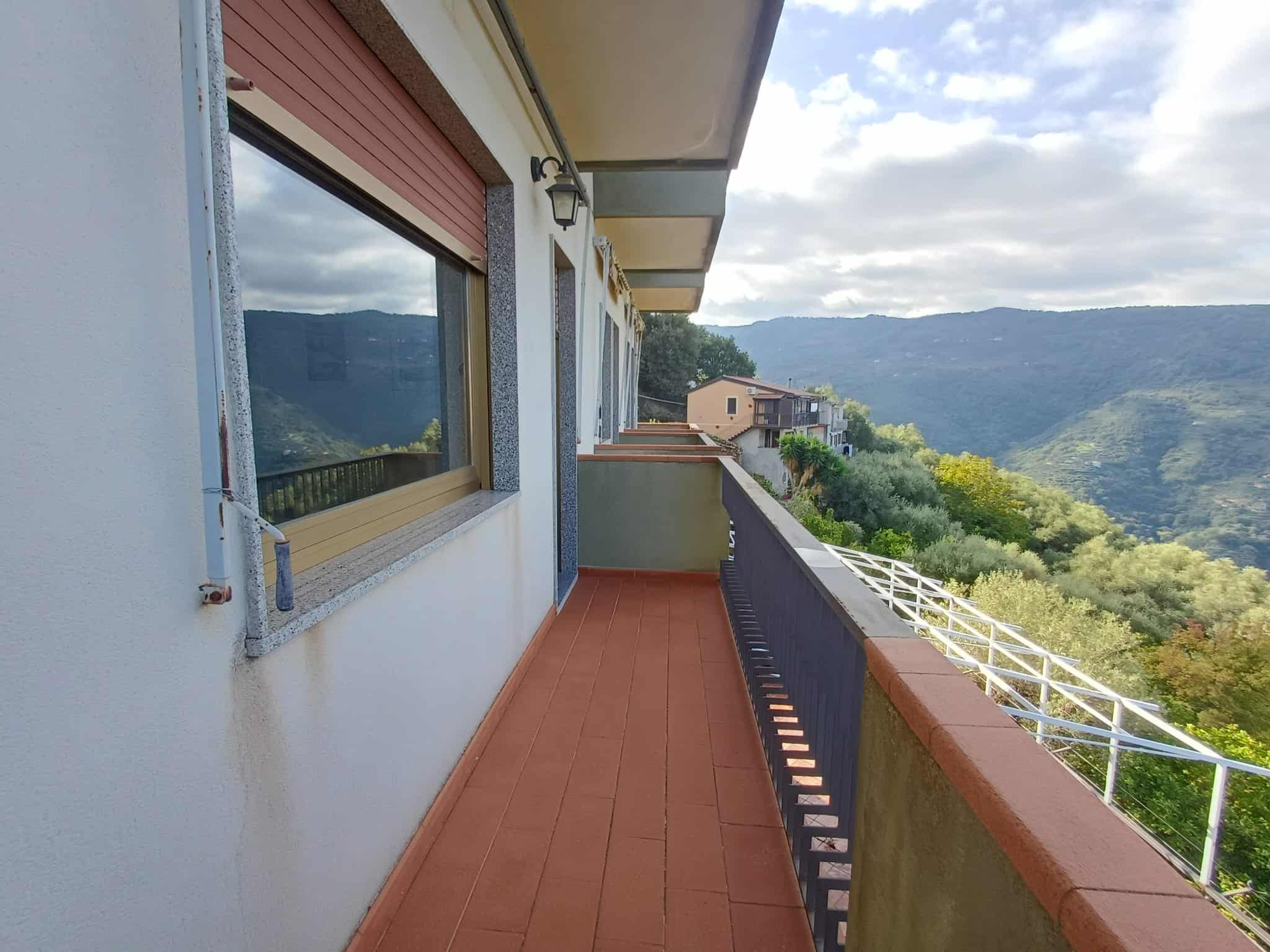 Balcone panoramico con vista sulle montagne, ideale per case in vendita o affitto vicino alle zone naturali, con spazio per relax e contemplazione del paesaggio naturale.