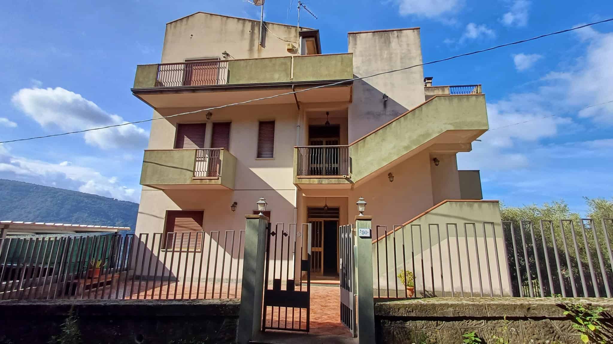 Villetta multilevel con balconi e scale esterne, ideale per vivere in spazi aperti e luminosi, zona tranquilla con vista sulle colline circostanti, perfetta per famiglie e investimenti immobiliari.