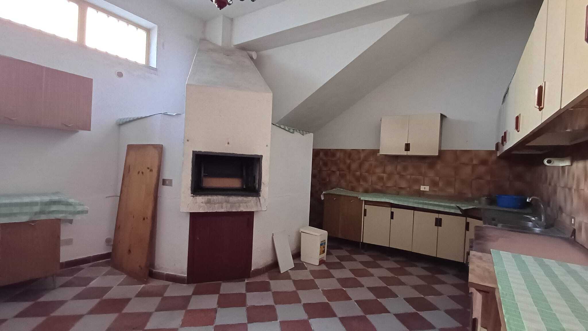 Case in vendita con cucina abitabile e camino, spazio luminoso e arredato con stile classico, ideale per famiglie, zona tranquilla e ben servita, perfetta soluzione immobiliare.