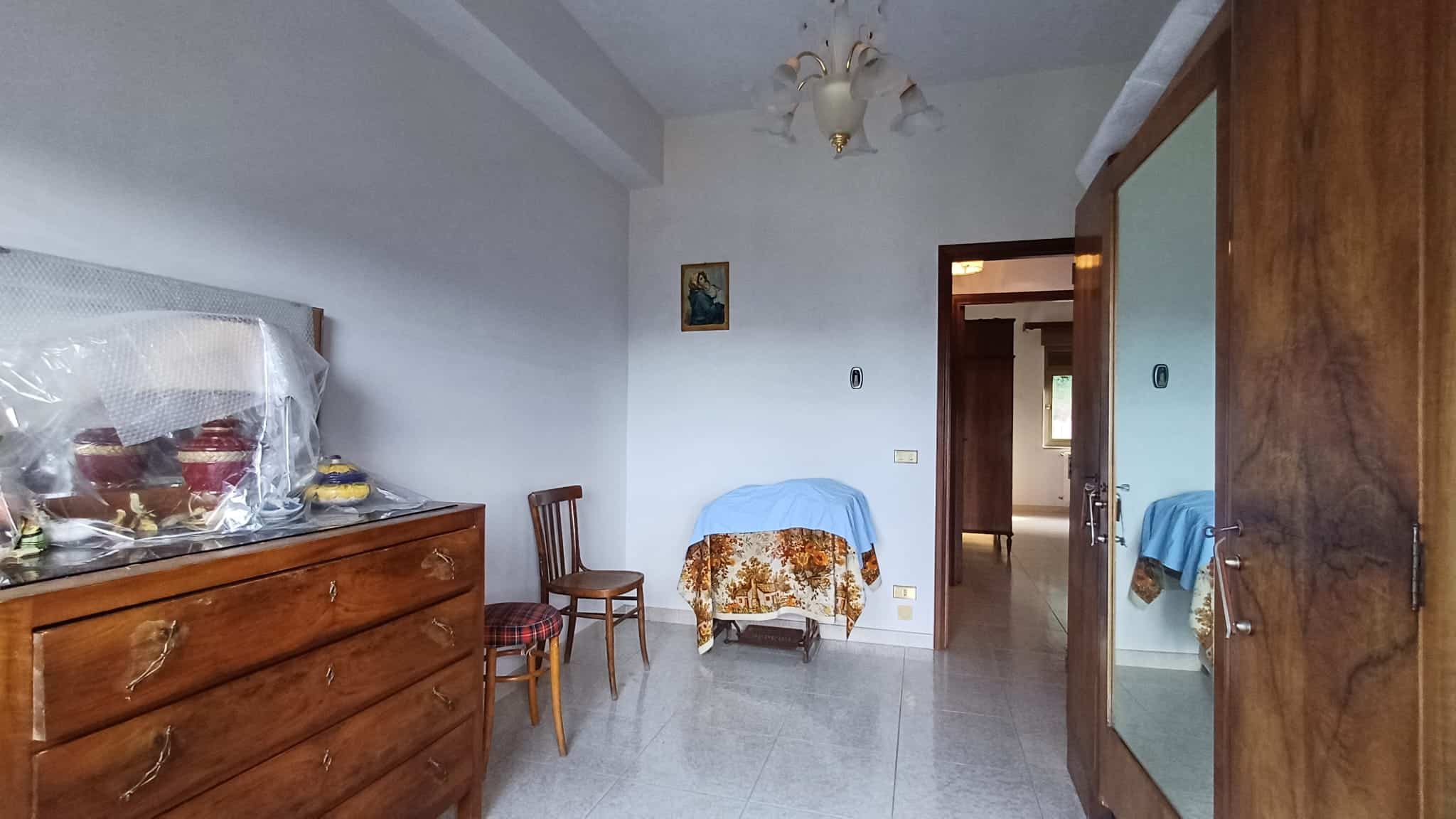 Armadio in legno massello con specchio, mobili rustici e arredamento tradizionale in soggiorno, decorazioni casalinghe, ambiente accogliente e semplice.