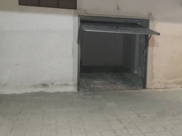 Stanza garage copertura conporta di metallo, area parcheggio privata, spazio per rimessa auto, ingresso autorimessa in edificio commerciale, NextCasa servizi immobiliari.