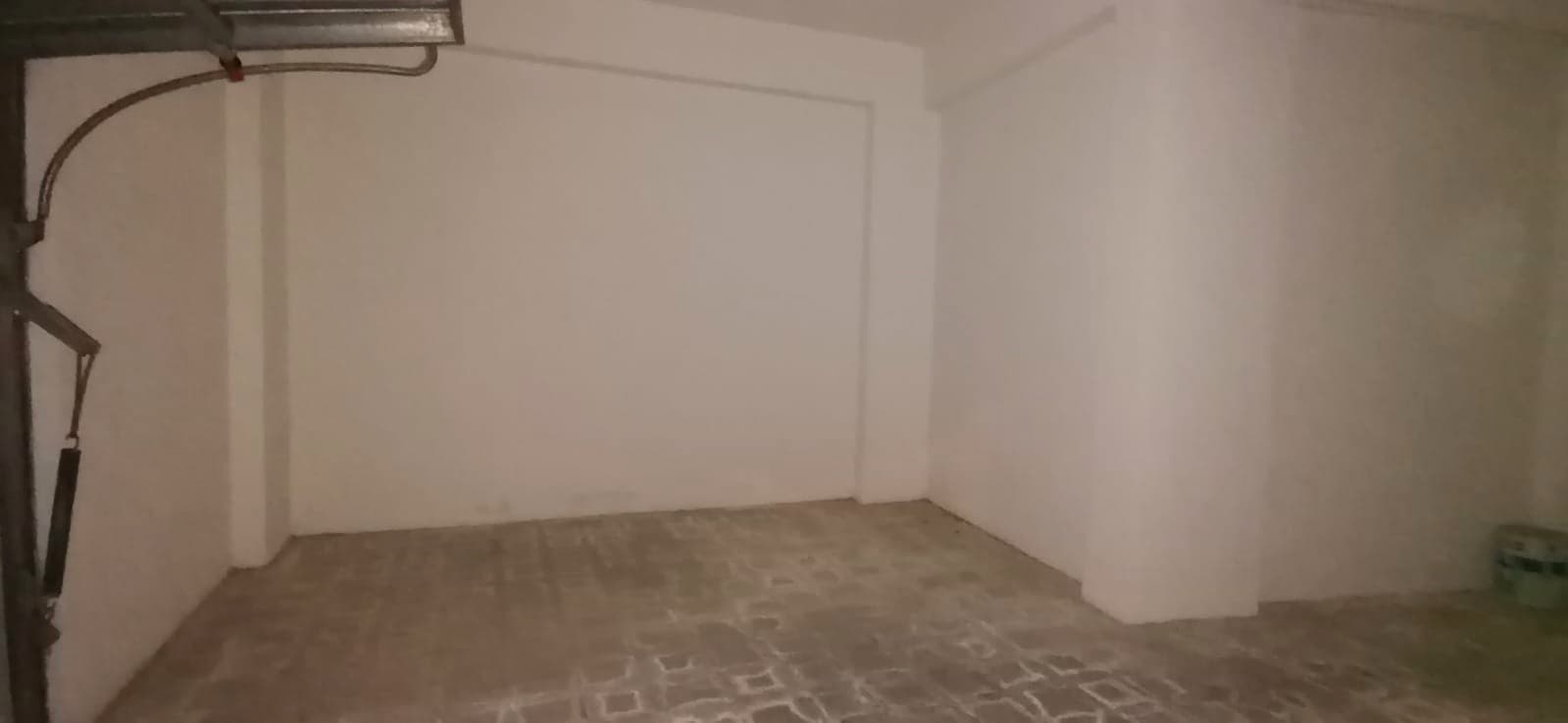 Box auto ristrutturato, spazio garage singolo nel centro città, pareti bianche, pavimento in cotto rustico, ambiente luminoso, soluzione abitativa funzionale, immobiliare NextCasa, investimento immobiliare, garage in vendita, spazio parcheggio sicuro, proprietà immobiliare a Napoli.