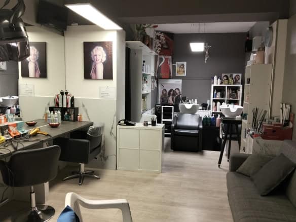 Cura dei capelli in salone di bellezza NextCasa con zone dedicate a trattamenti e styling professionale. Ambiente moderno e accogliente per capelli perfetti.