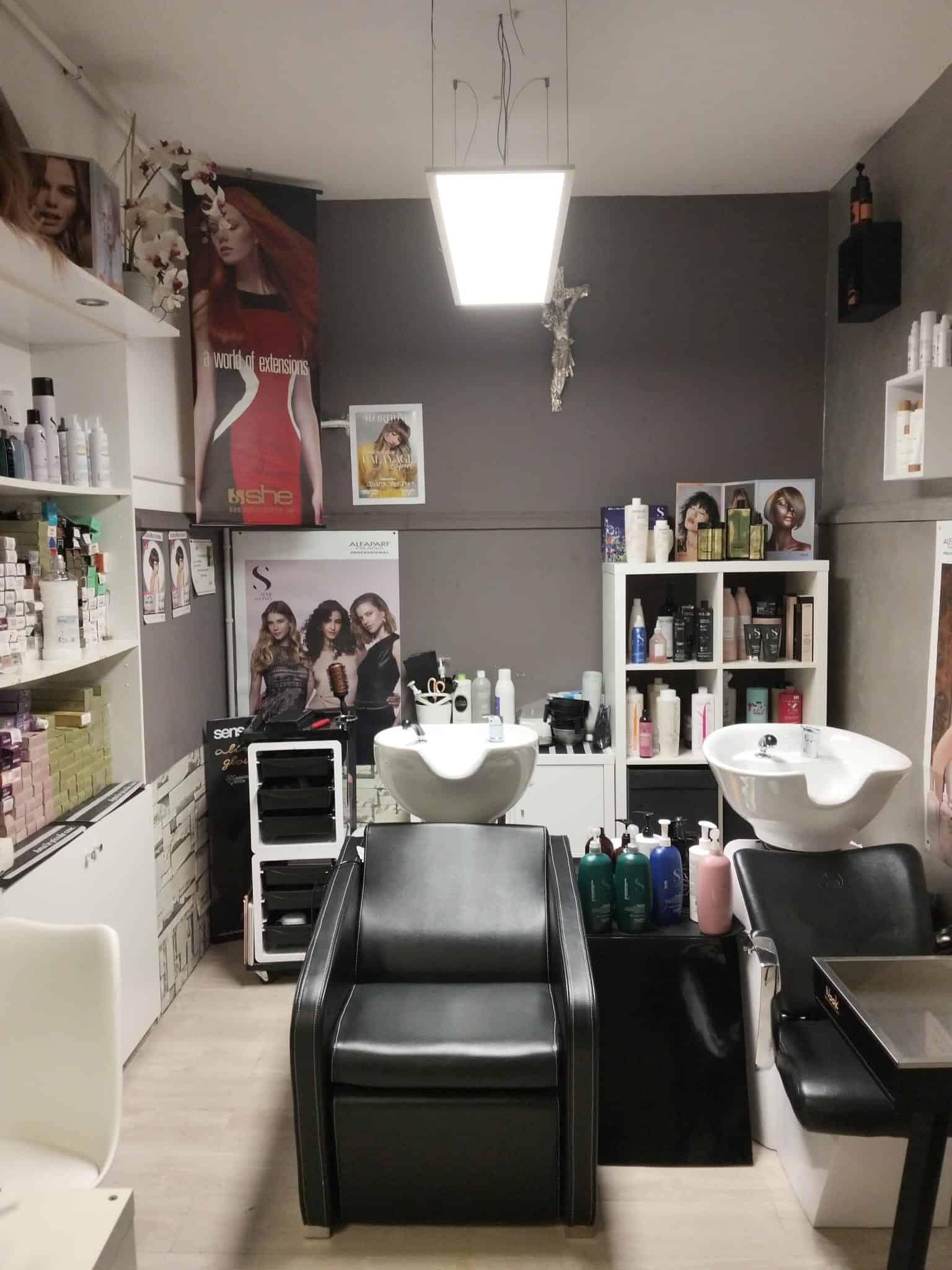 Lavanderia moderna con lavandini per parrucchieri, prodotti per capelli e strumenti di bellezza in un ambiente professionale styling capelli, studio estetico, centro bellezza, arredamento semplice e funzionale, atmosfera luminosa e accogliente, spazio dedicato alla cura e al benessere capillare, attrezzature per hair styling e trattamenti estetici, soluzione ideale per saloni di bellezza e centro estetico.