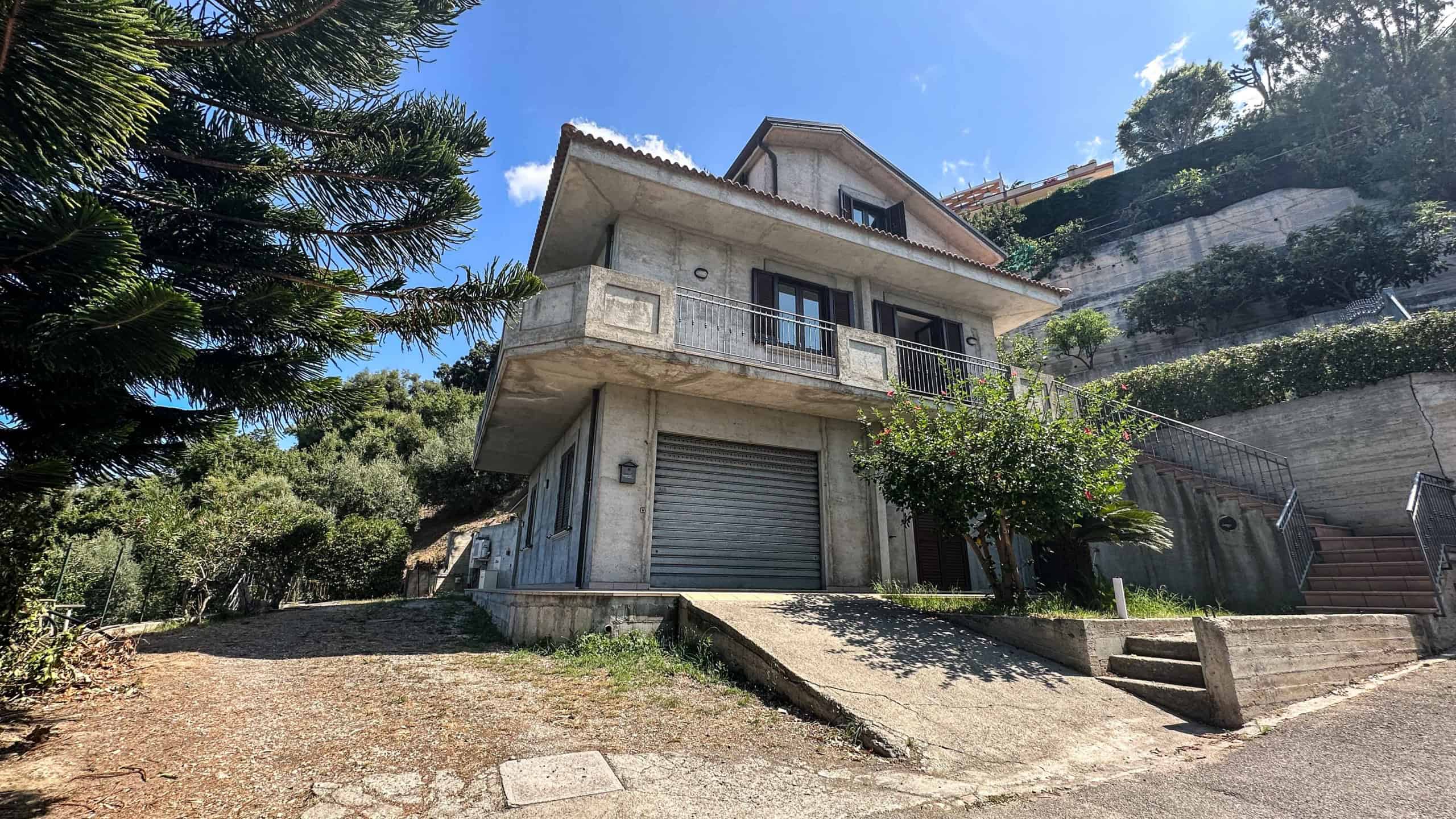 Villetta indipendente in collina con ampia terrazza e garage, circondata da piante e natura, ideale per investimento o residenza a pochi minuti dal centro urbano.
