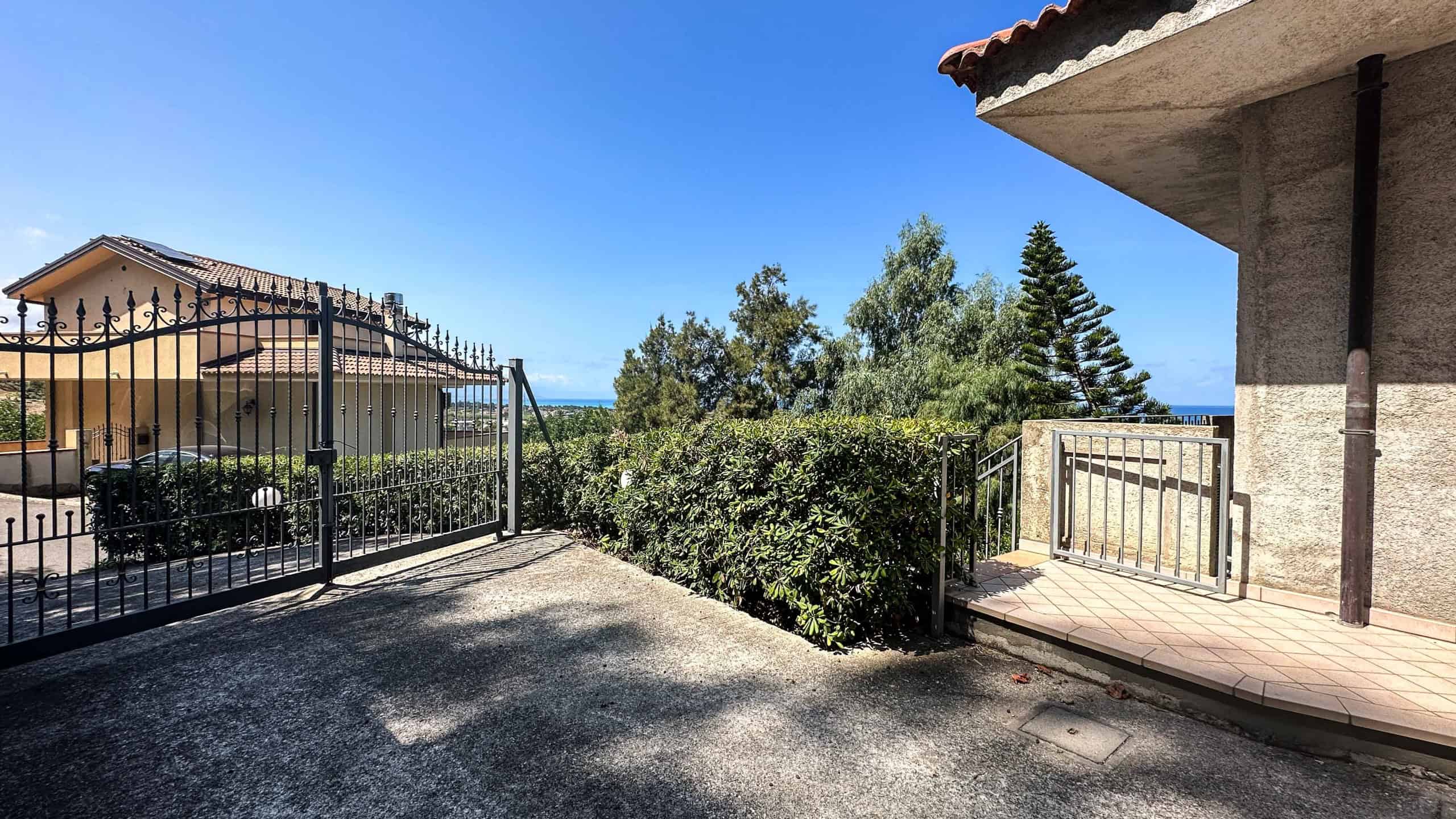 Balcone con vista mare e giardino, immobili residenziali in vendita a NextCasa,agenzia immobiliare, proposta di proprietà in vendita con spazio esterno, case in Toscana.