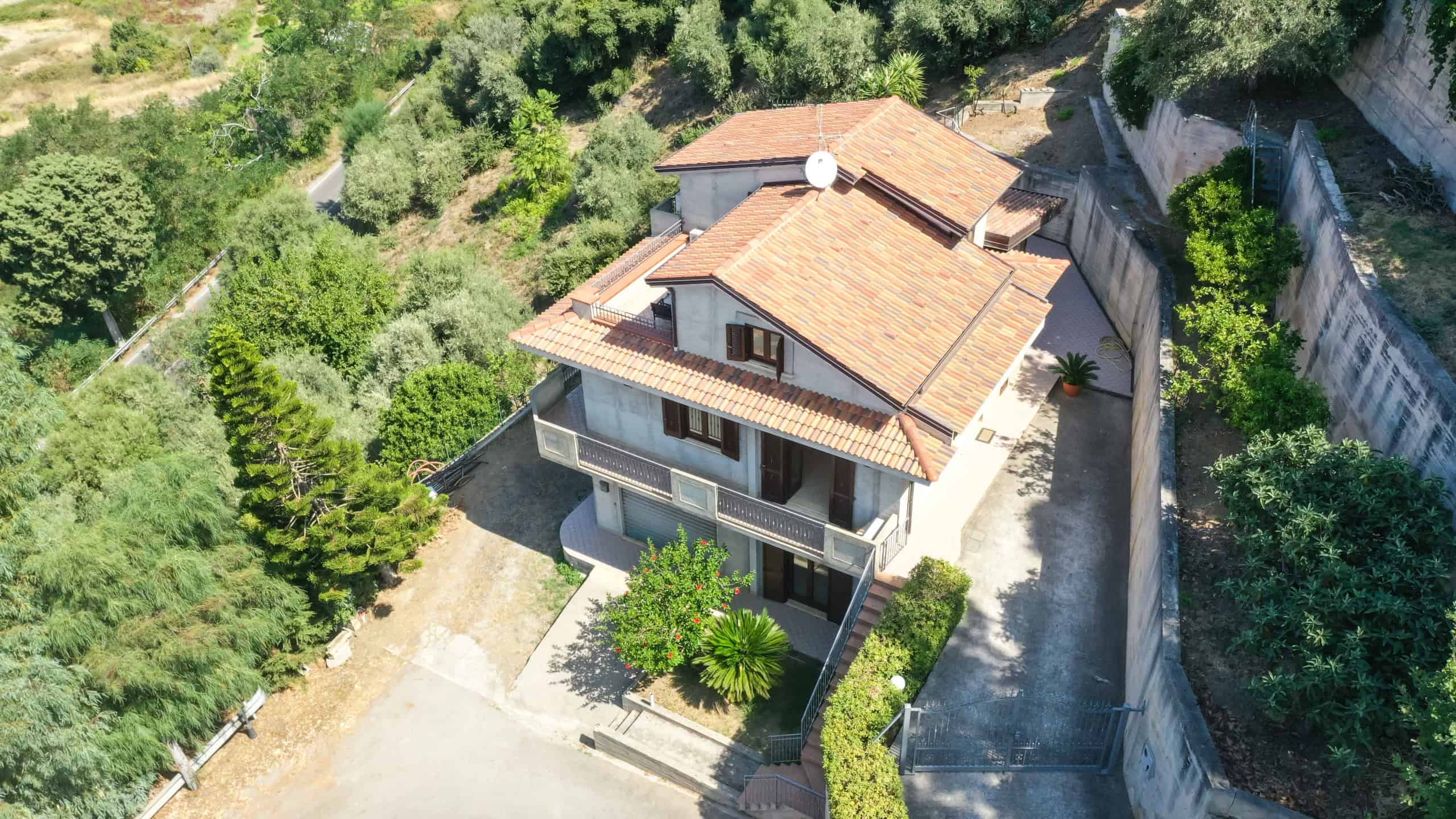 Villetta bifamiliare con giardino e terrazza, immersa nel verde con ampio spazio esterno, ideale per residenza privata o attività ricettive, in zona tranquilla e ben collegata.