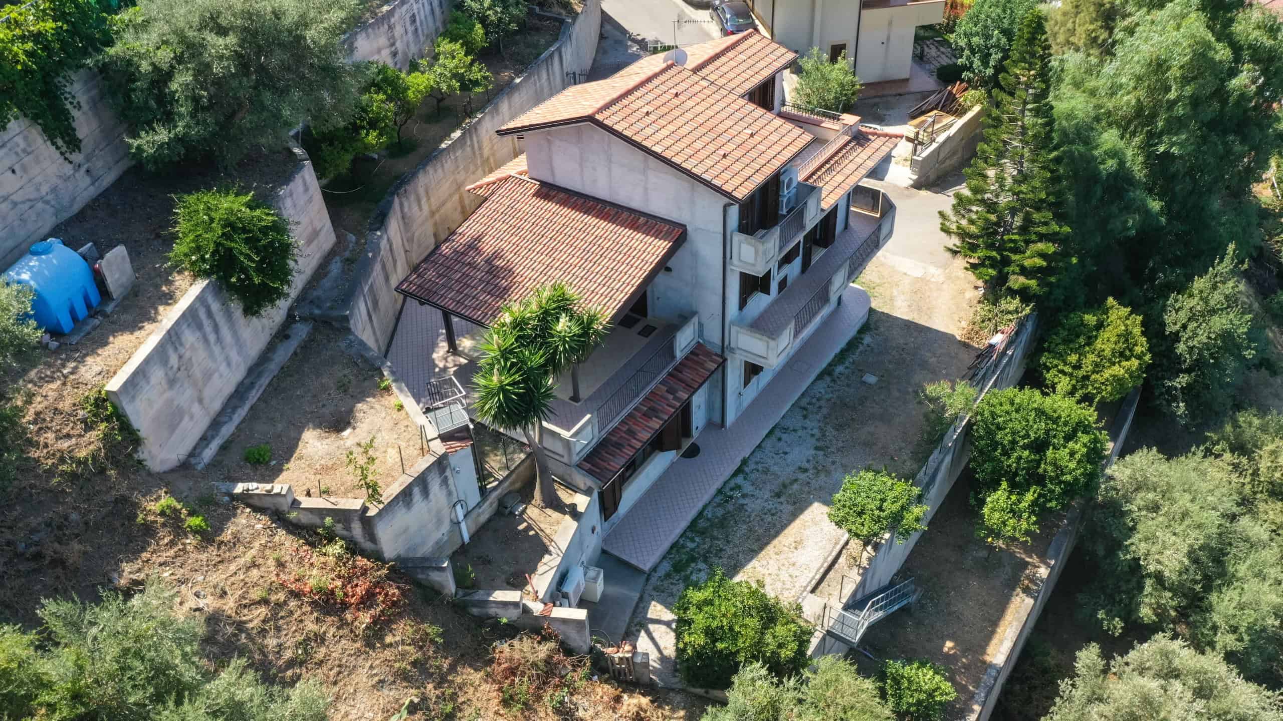 Casa indipendente con terrazza e giardino privato, vista aerea sulla zona residenziale, costruzione moderna, piscina, spazio esterno con alberi e piante TVAC13.