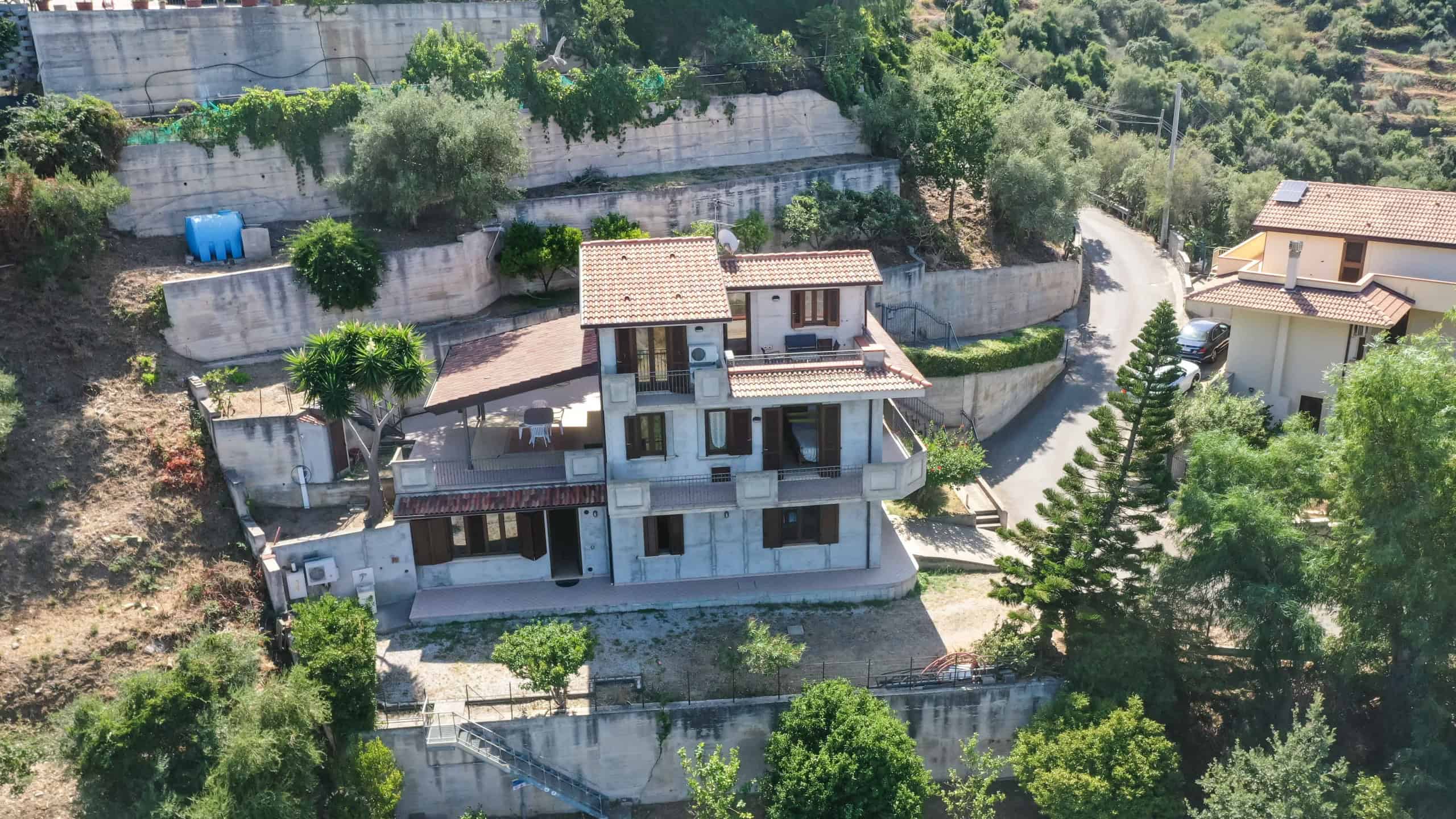 Villa moderna con terrazza panoramica, immersa nella natura, in zona tranquilla vicino a colline e servizi, con spazio esterno e design elegante, ideale per residenza di lusso e investimento immobiliare.