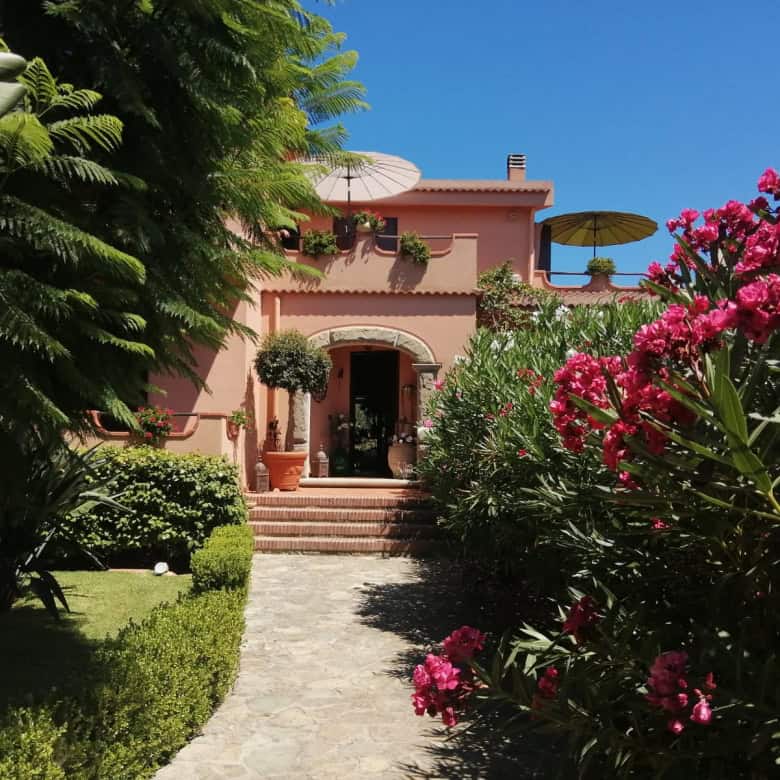 Casa moderna con giardino fiorito e terrazza panoramica, ideale per residenza di lusso e investimenti immobiliari in Italia. Perfetta per chi cerca eleganza e comfort.
