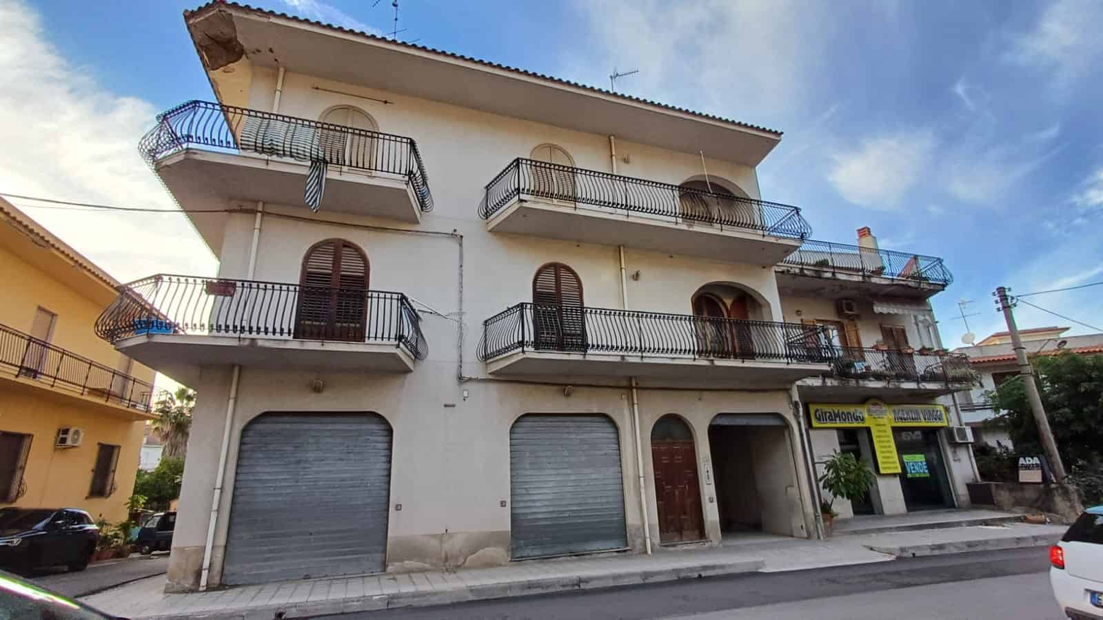 Appartamenti in vendita a Napoli con balconi panoramici, facciata esterna con negozio commerciale al piano terra, possibilità di acquisto con mutuo, in zona centrale e ben servita.