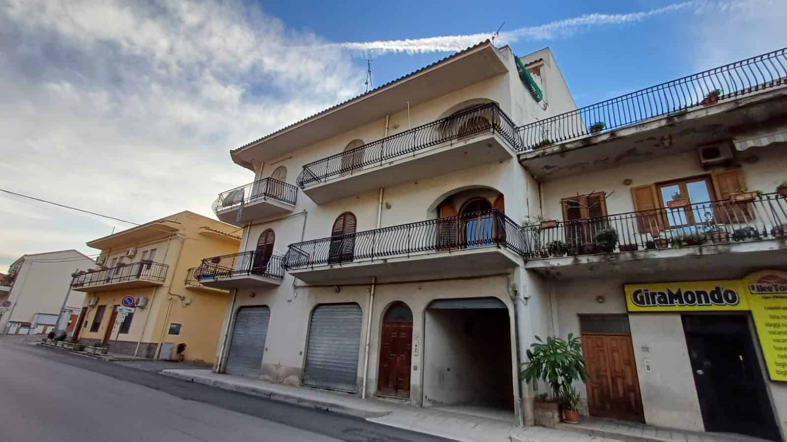 Appartamento in vendita a Taranto con balconi panoramici e facciata storica, ideale per investimento o residenza, vicino ai servizi principali e zone commerciali, ottima posizione strategica.