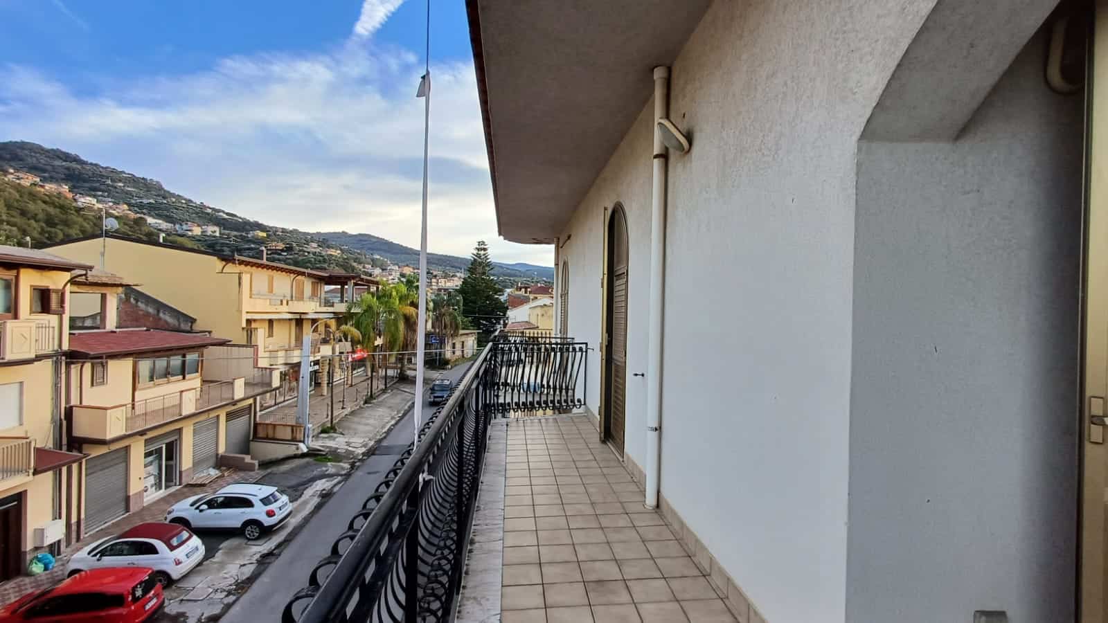 Balcone spazioso con vista sulla strada e sulle colline, ideale per vivere all'aperto e godere del panorama. Casa in vendita o in affitto a NextCasa, agenzia immobiliare specializzata in proprietà residenziali.