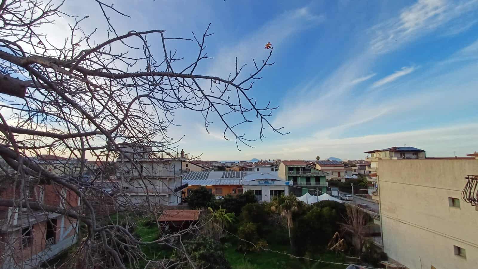 Vista panoramica delle case sul tetto con cielo azzurro, ideale per annunci immobiliari e promozioni di immobili residenziali su NextCasa.