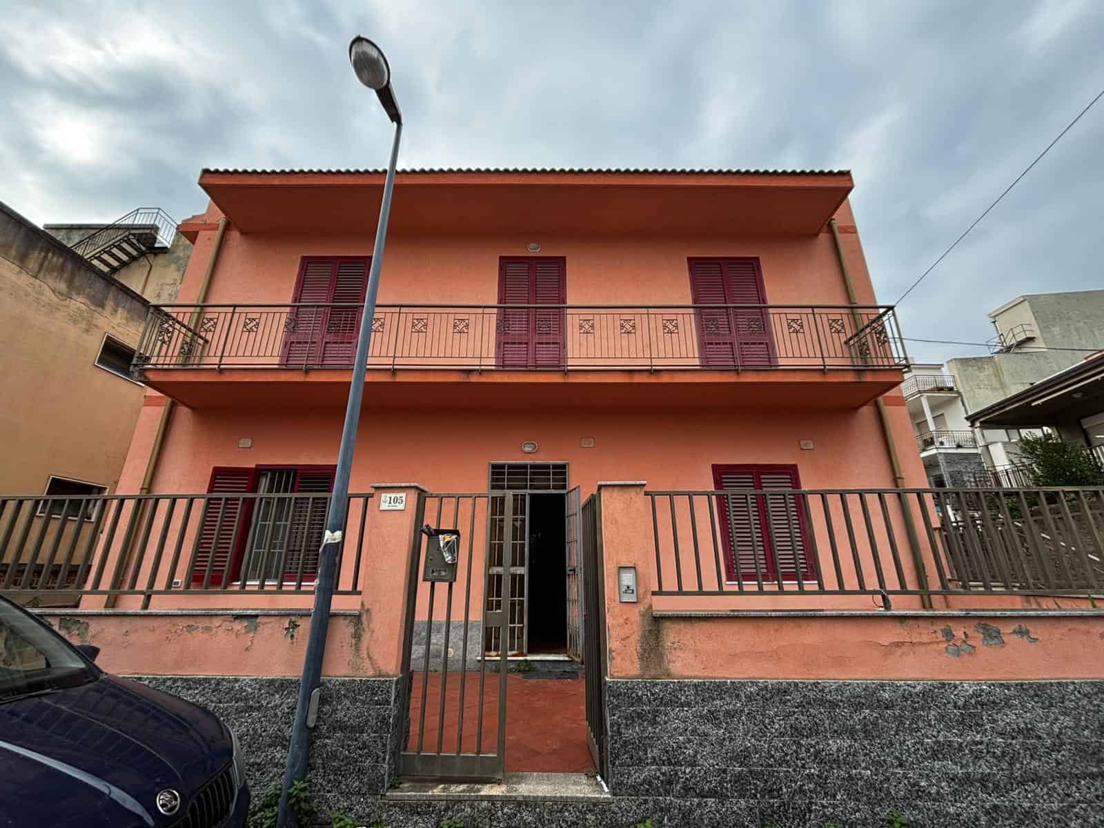 Ampia casa bifamiliare in zona residenziale con balconi e giardino, ideale per famiglie, ottima qualità costruttiva e posizione strategica vicino ai servizi locali.