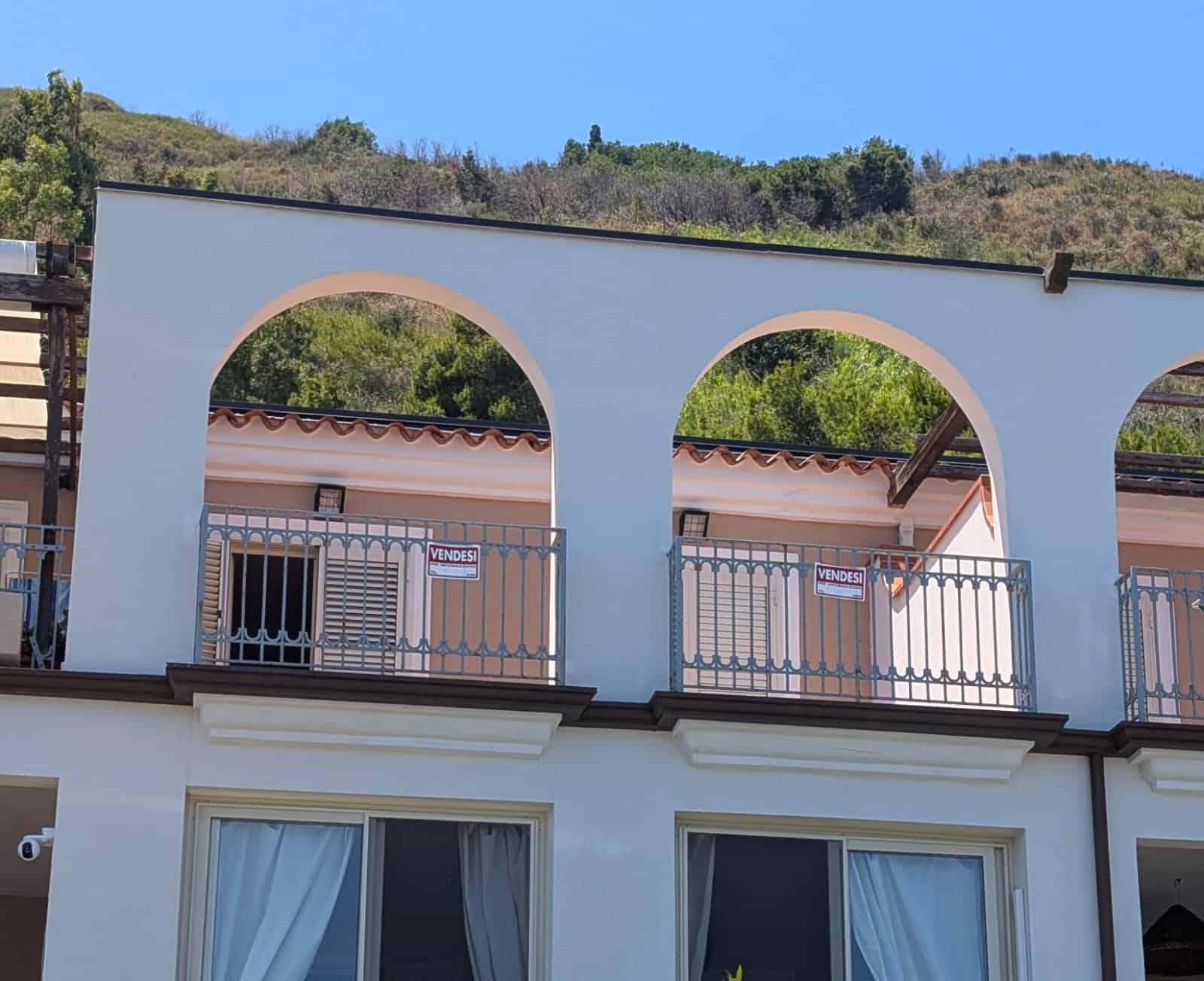 Ampio appartamento in vendita con terrazza panoramica e viste sulle colline, in zona tranquilla e ben servita, ideale come investimento o residenza primaria in prossimità di servizi e natura.