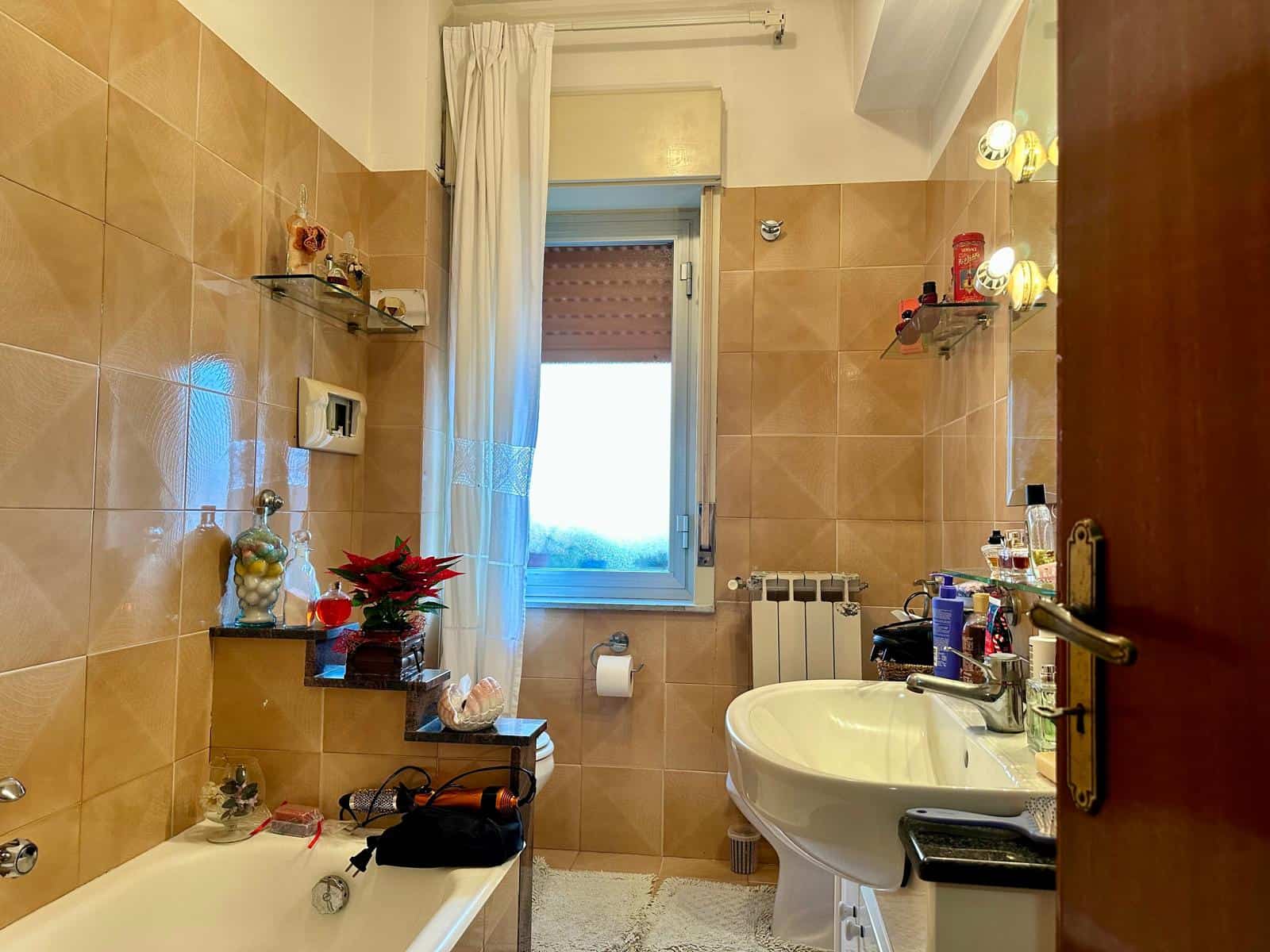 Doccia bagno con finestra, arredamento funzionale e oggetti decorativi, ideale per residenze moderne e confortevoli | Bagno con finestre, elementi di arredo e accessori bagno per un comfort quotidiano | Immagine di bagno abitabile con finestra, accessori, decorazioni e mobili funzionali, perfetto per case di classe e ben aggiornate, ideale per chi cerca comfort e stile.