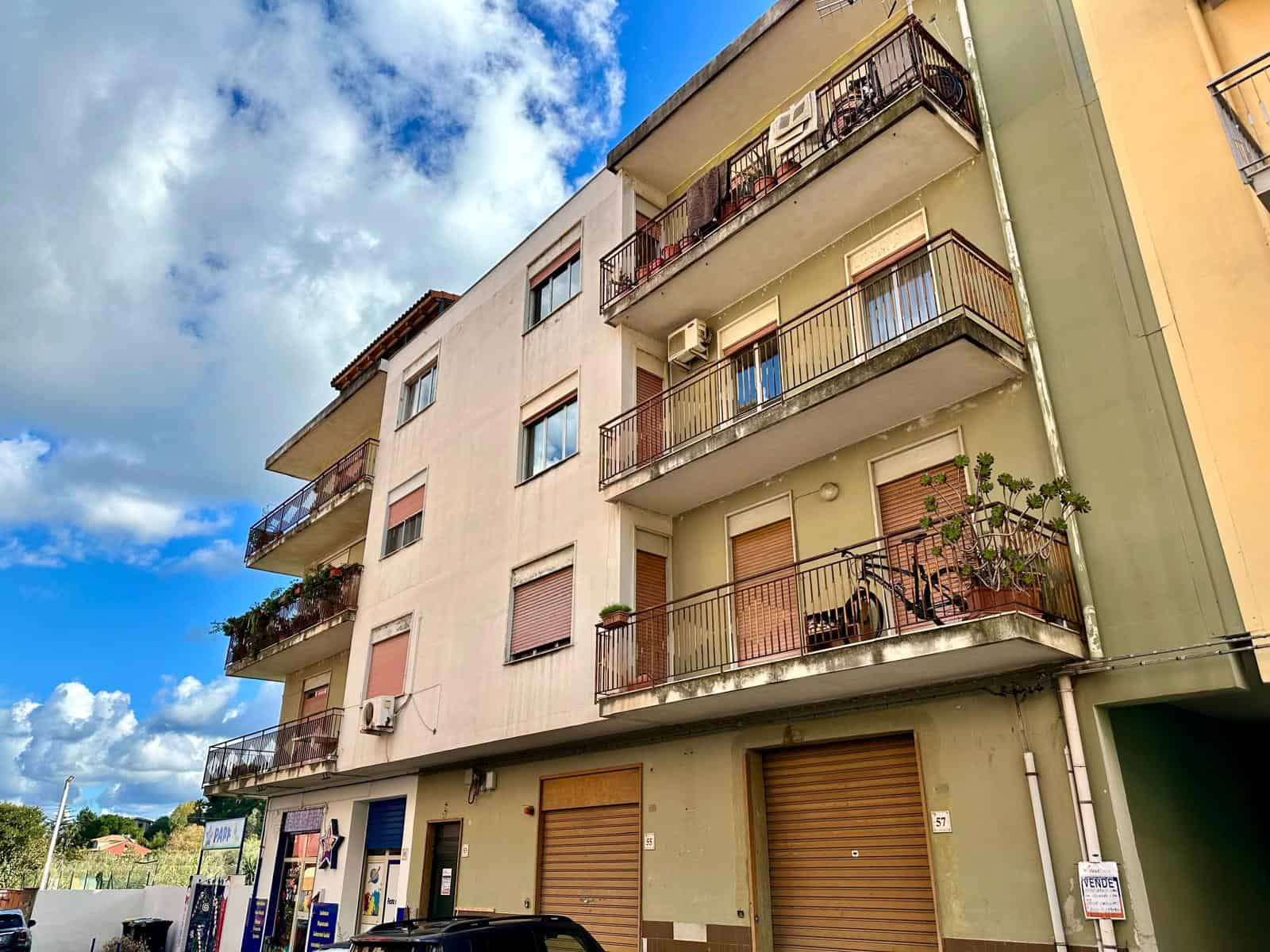 Appartamenti in vendita a Napoli, edificio residenziale con balconi, vista cielo azzurro, zona urbana, immobili di seconda mano, NextCasa.
