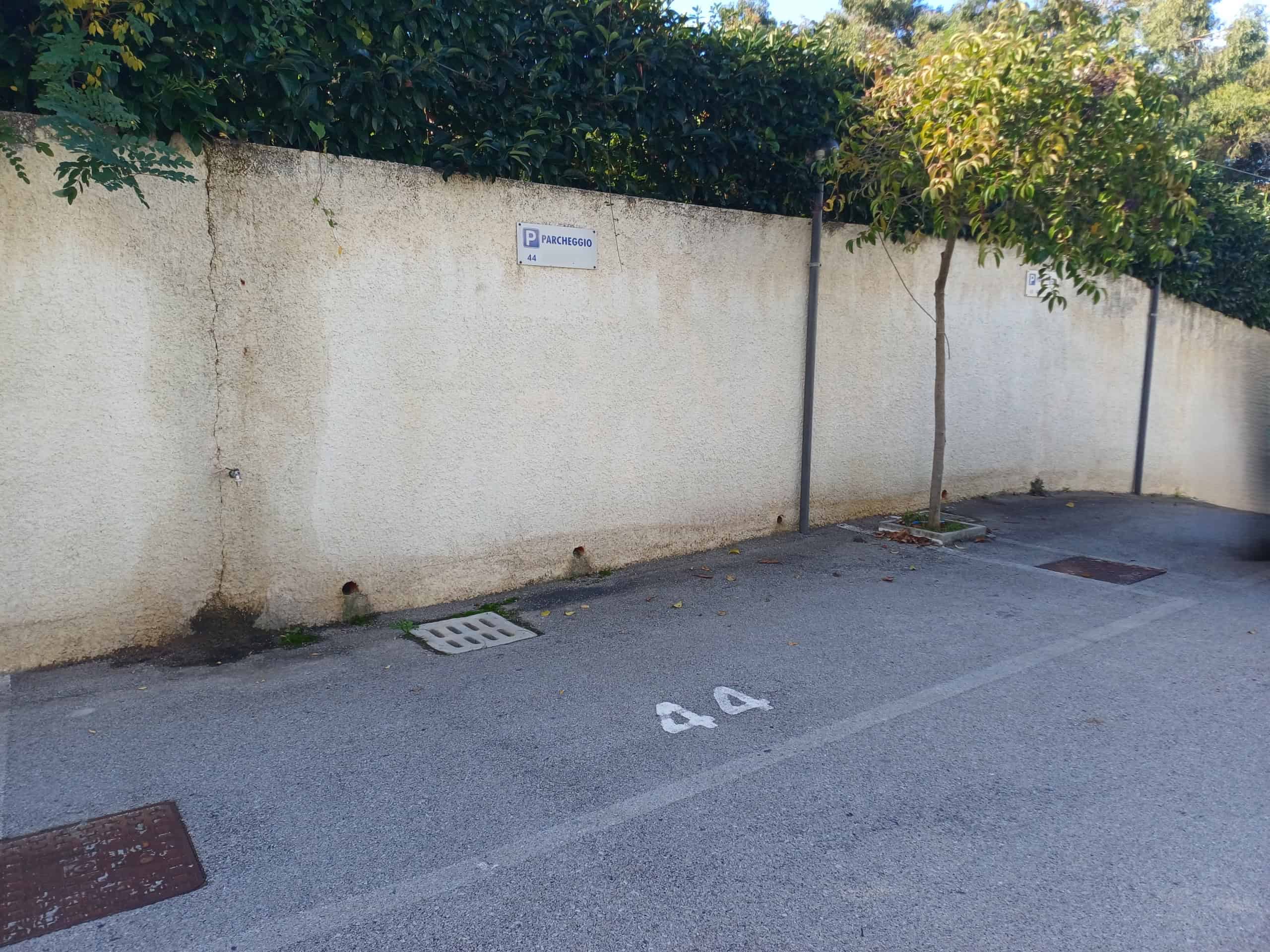 Parcheggio riservato in area privata, spazi di sosta ben delineati e ambiente tranquillo, ideale per residenti e visitatori vicino a NextCasa.