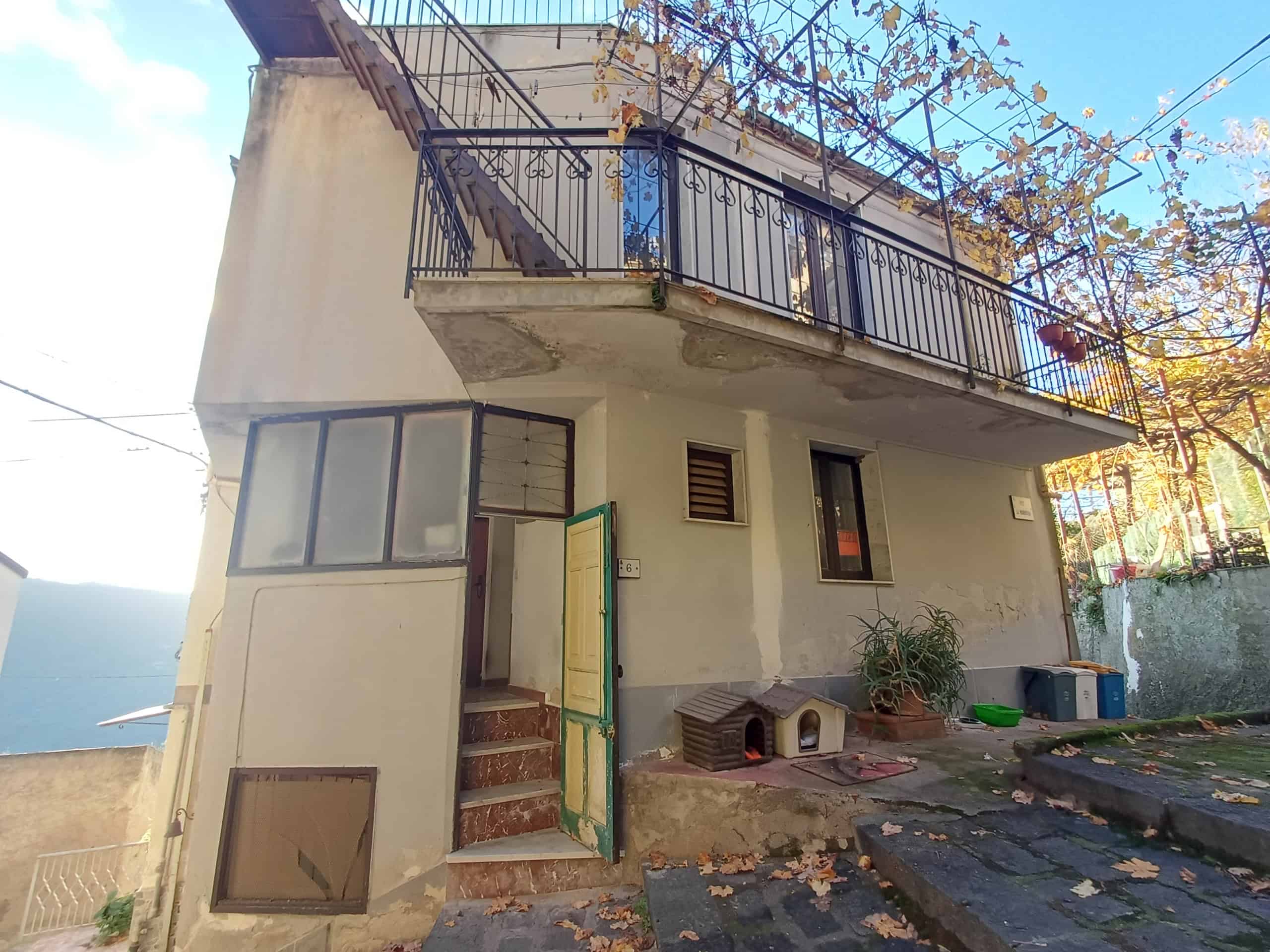 1. Vecchia casa indipendente in stile rustico con balcone e giardino, ideale per ristrutturare e vivere in relax.