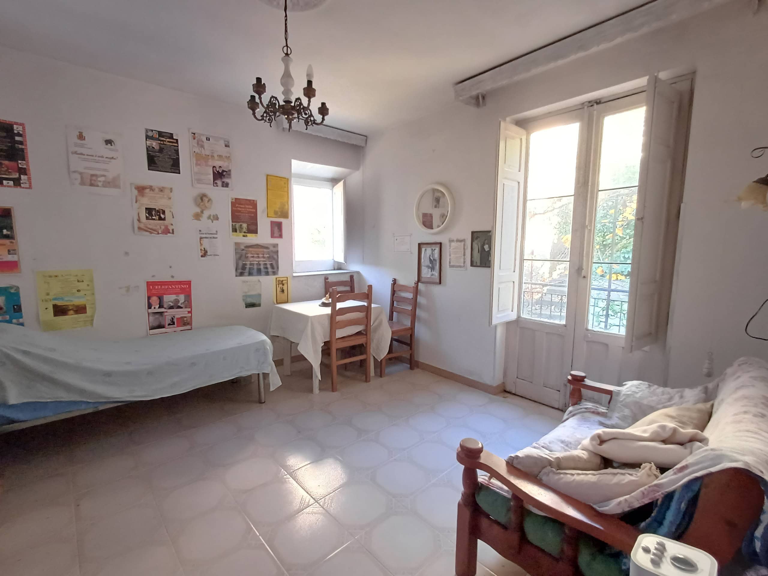 1. Cucina rustica luminosa con finestra, pareti decorate, e arredamento semplice, ideale per vivere in un ambiente accogliente e autentico.