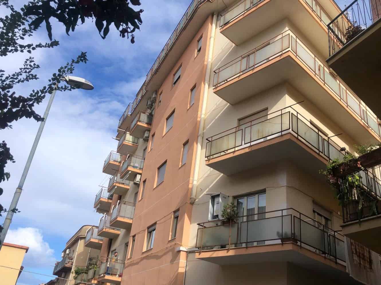 Appartamento in vendita nel quartiere residenziale con balconi e affaccio sulla città, offre comfort e comfort abitativi, ideale per la tua nuova casa a NextCasa.