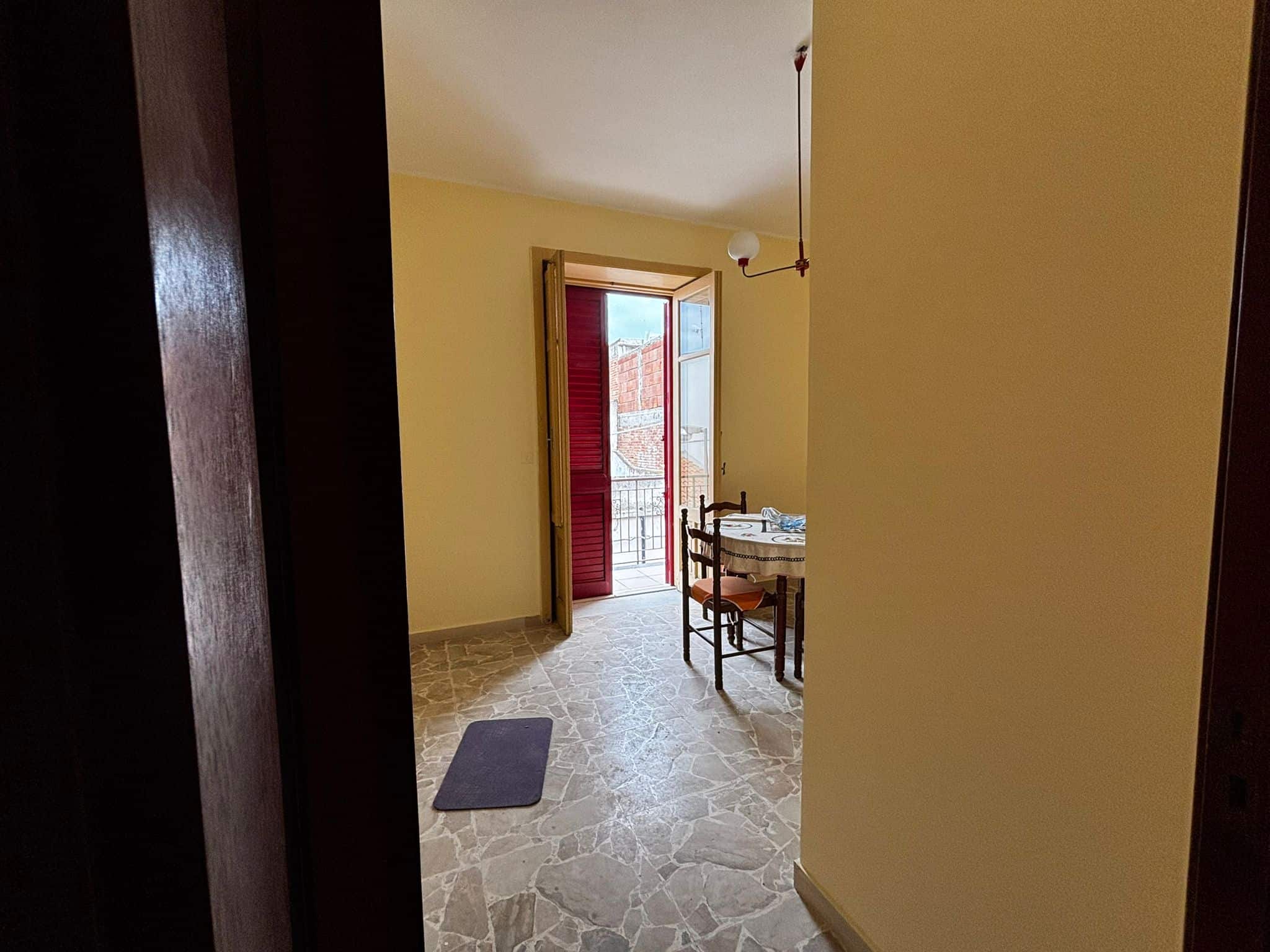 Vista soggiorno con balcone, finiture classiche, pavimento in marmo, ingresso luminoso, ambiente accogliente e arredato in stile tradizionale. Ideale per vivere in un contesto tranquillo.