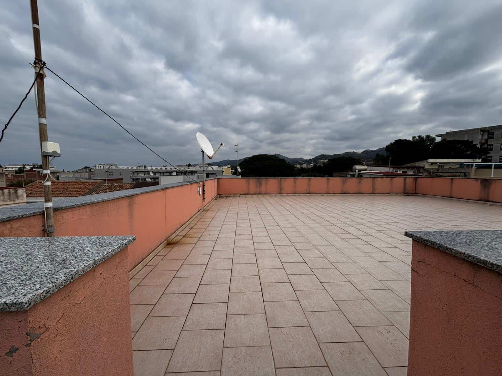 Ampio terrazzo panoramicto con superficie in gres porcellanato, vista su città e colline, ideale per zone relax e convivialità, ideale per immobili residenziali e commerciali in vendita o affitto.