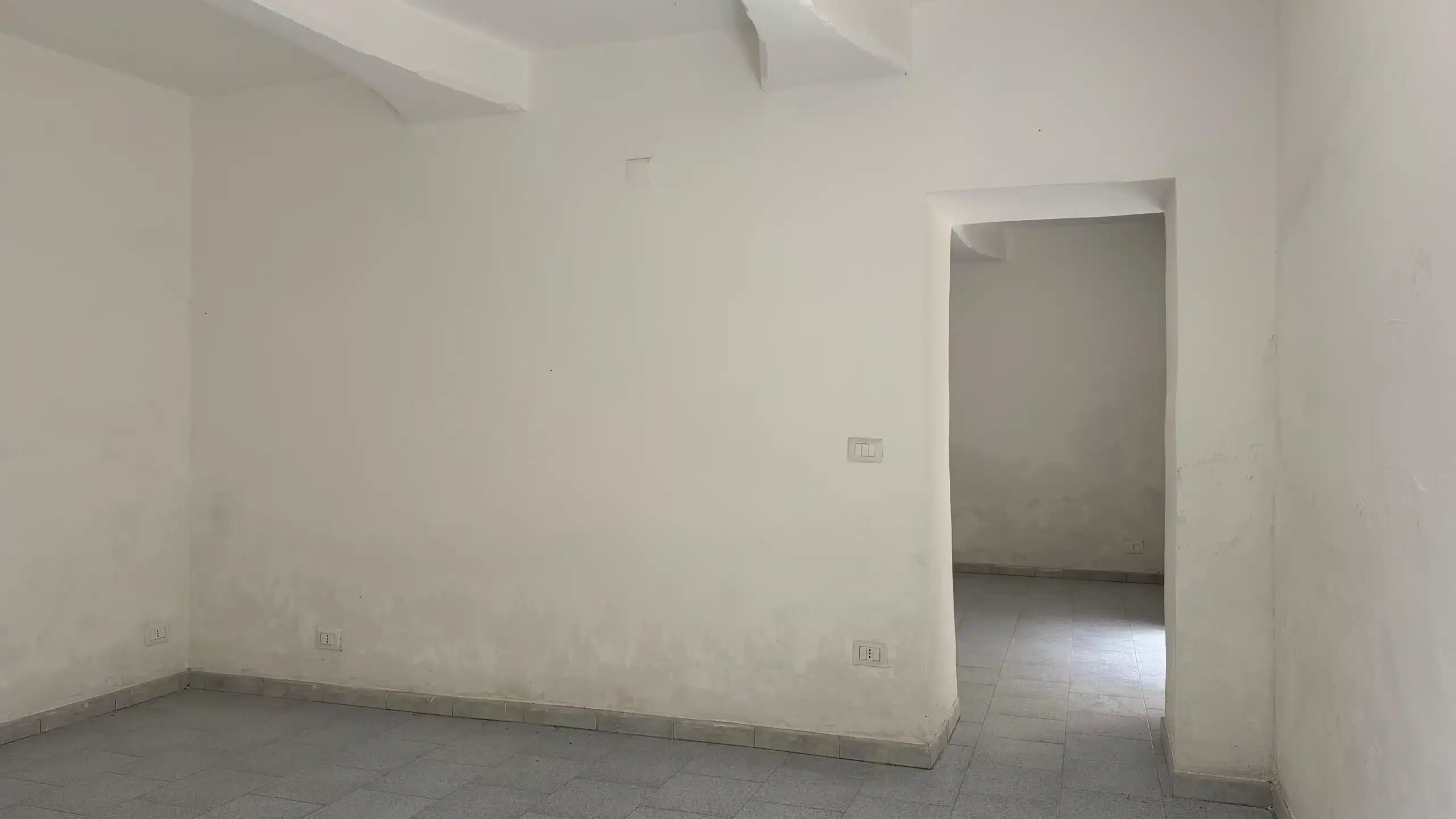 Parete bianca in un appartamento in vendita o in affitto - NextCasa, agenzia immobiliare online in Italia.