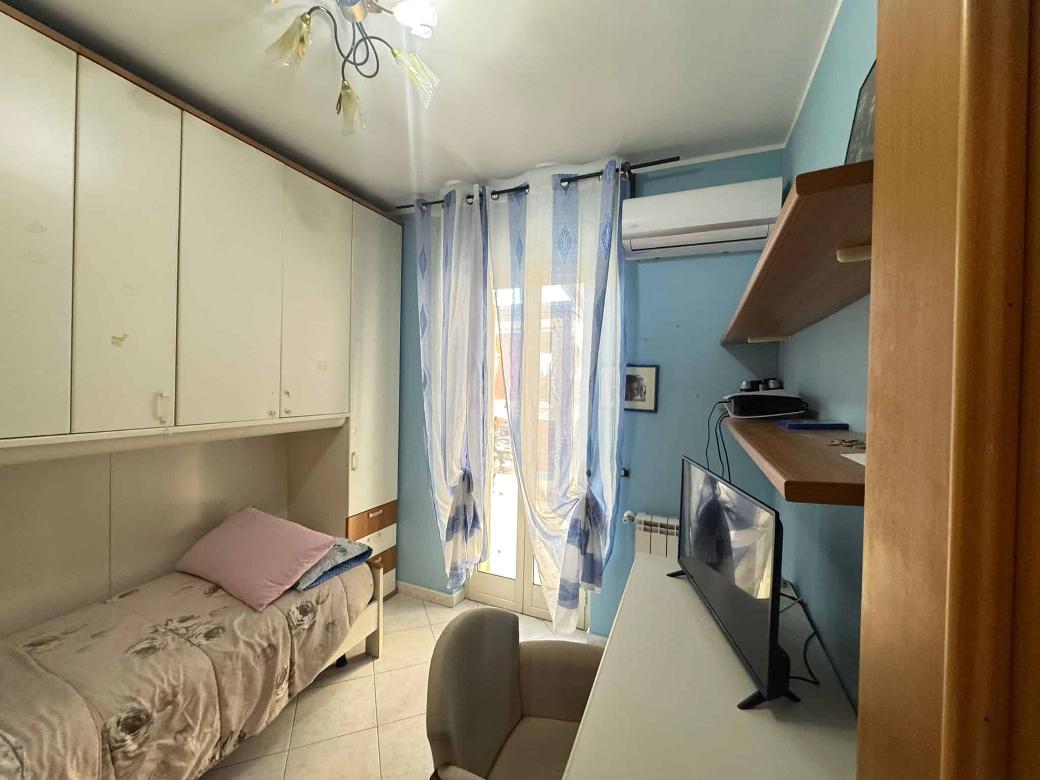1. Appartamento con camera da letto, soggiorno e aria condizionata, arredamento funzionale e luminoso a NextCasa, soluzioni immobiliari di qualità.