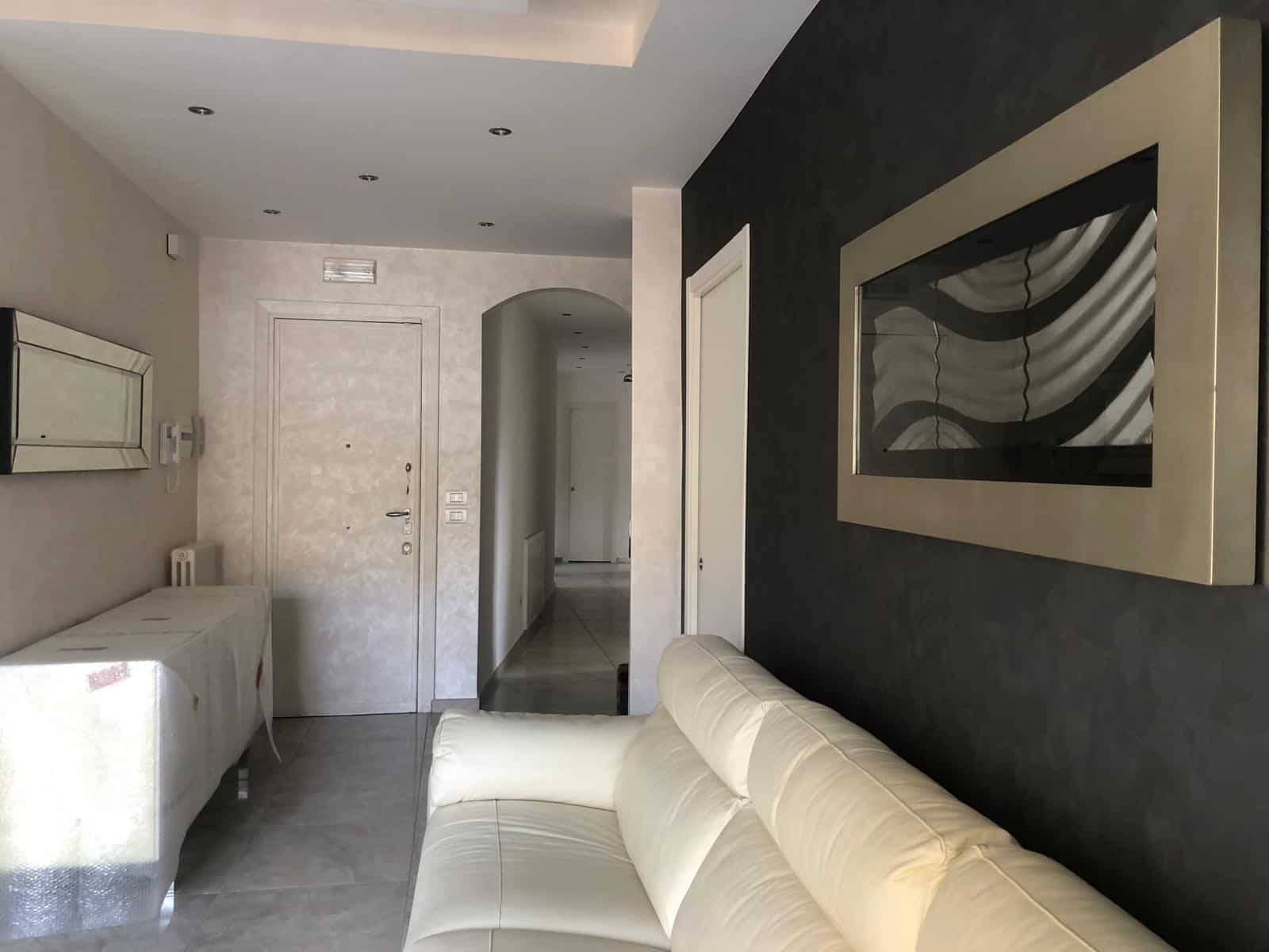 Spazi moderni e eleganti in appartamento NextCasa con soggiorno luminoso, arredi di design, pareti con decorazioni artistiche e comfort per vivere al meglio.