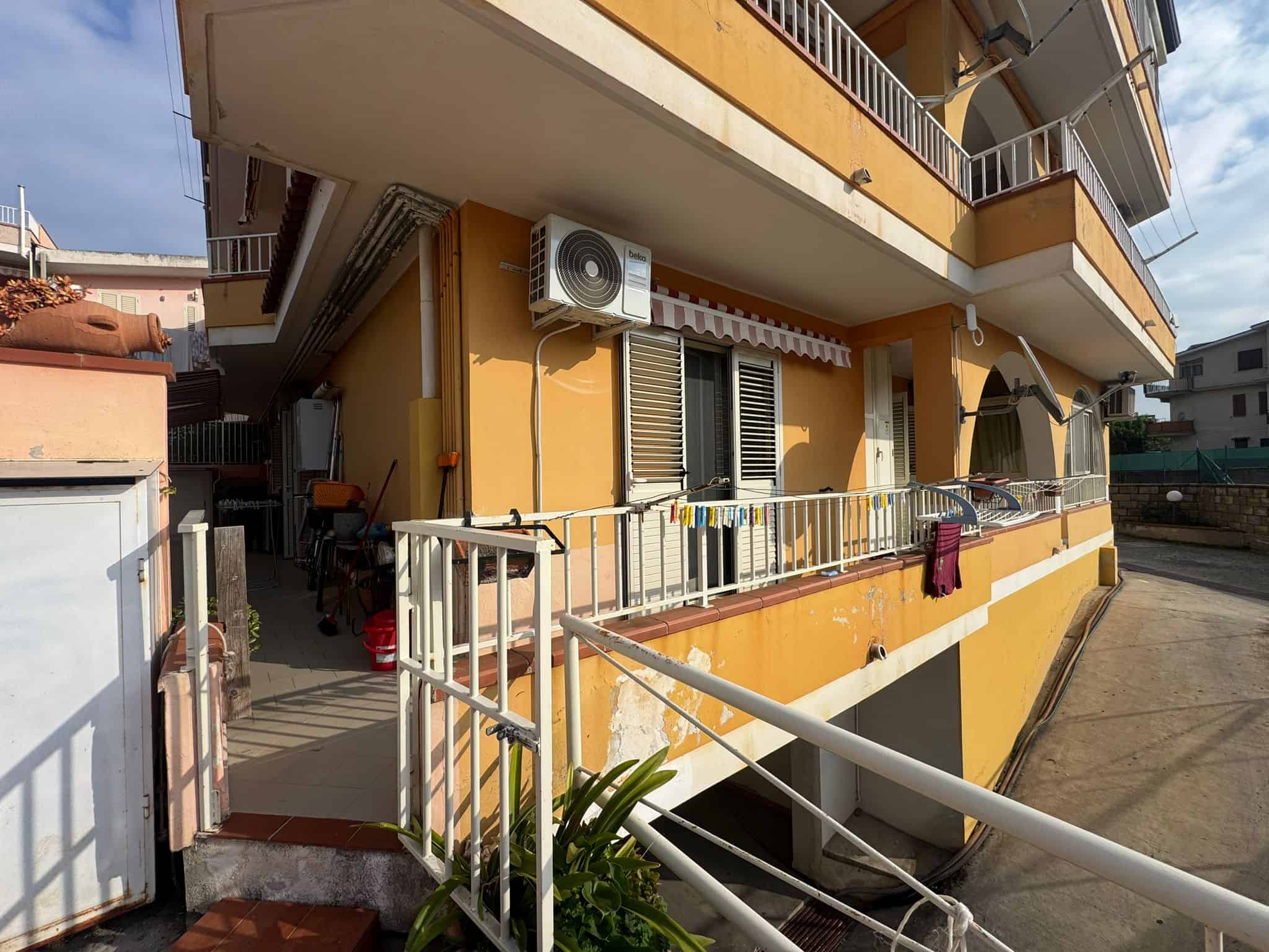 Appartamento con terrazza soleggiata in zona residenziale, ideale come investimento o casa vacanze, vicino a servizi e trasporti, con spazi esterni e comfort moderni.